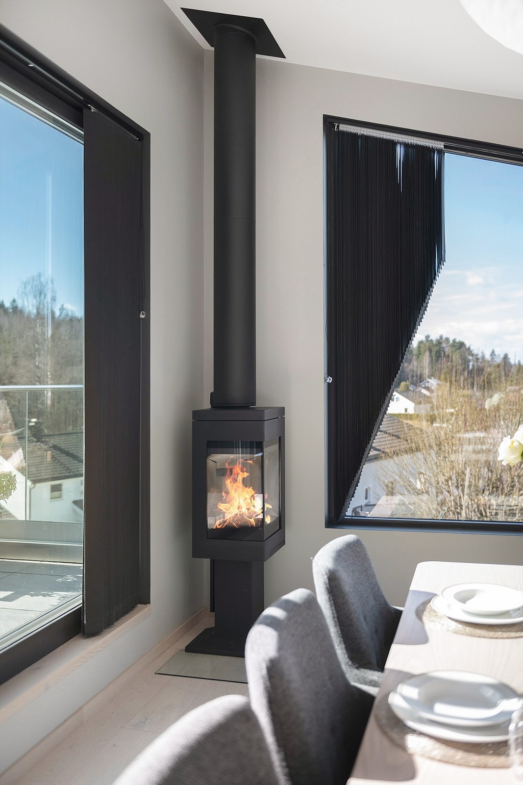 Lekker peisovn i stuen gir en lun atmosfære på vinter- og kveldstid. Galleribilde