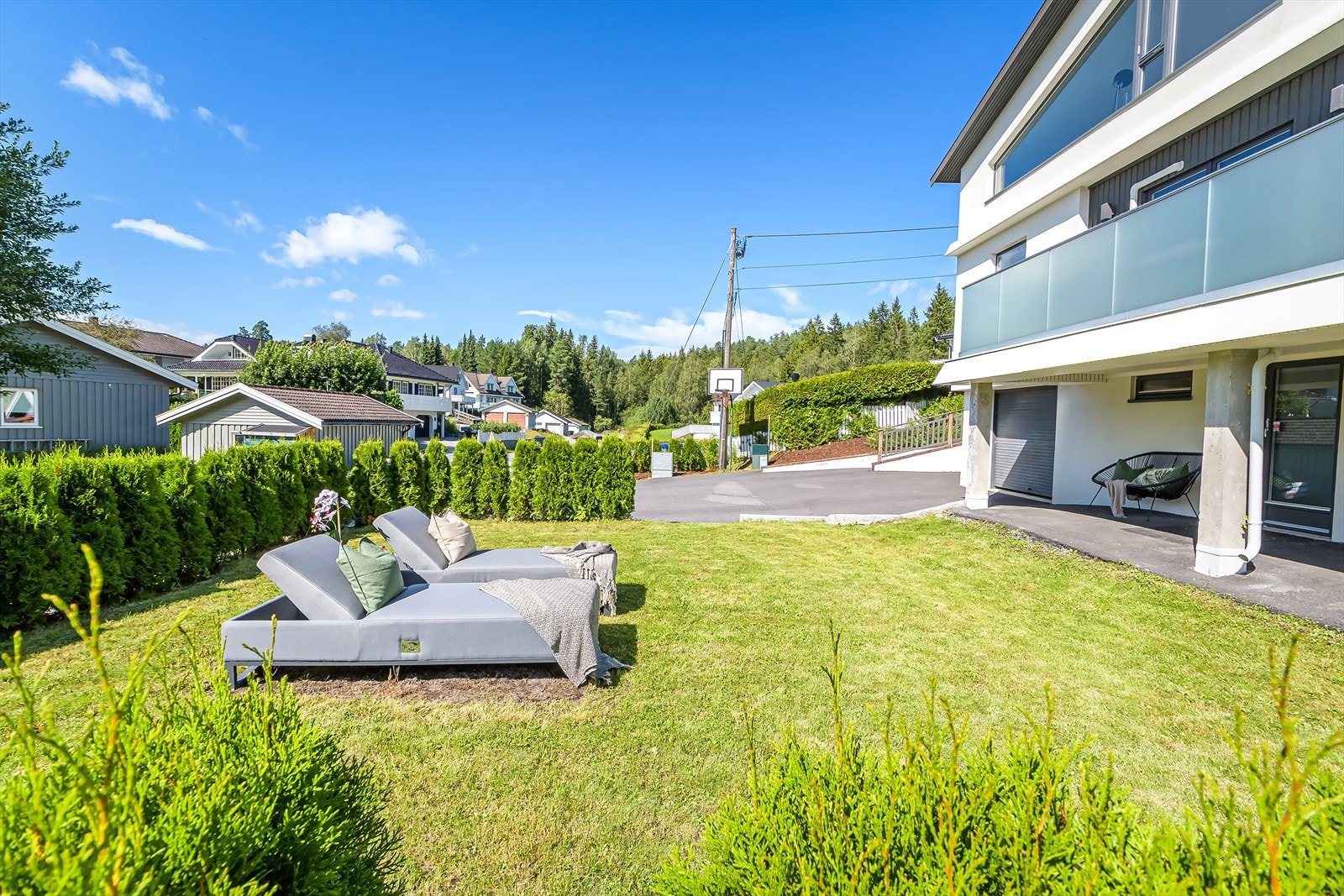 Lettstelte uteplasser med flat plen. Galleribilde