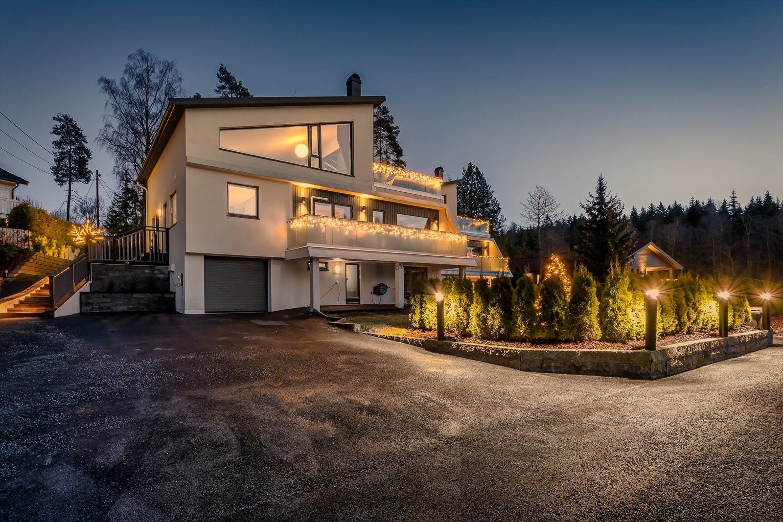 Boligen strekker seg over 3 etasjer og kan friste med moderne standard, nydelig utsikt, stor privat terrasse og attraktiv beliggenhet. Galleribilde