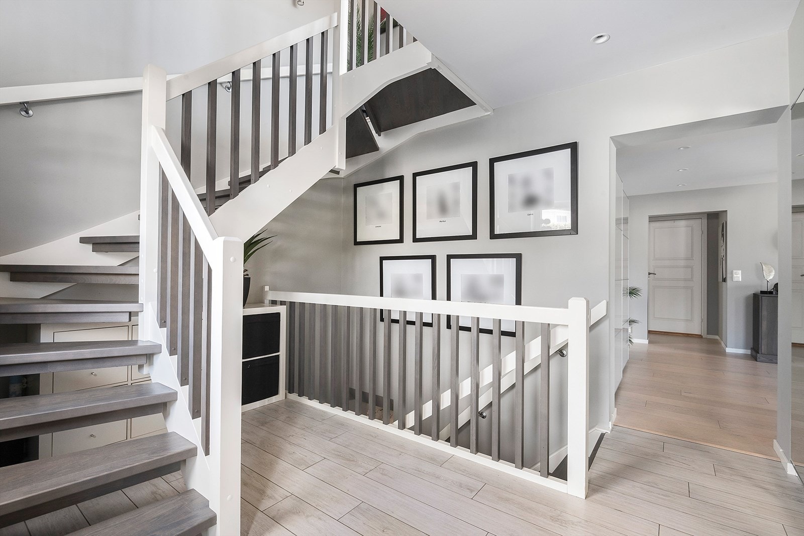 God oppbevaring under trapp Galleribilde