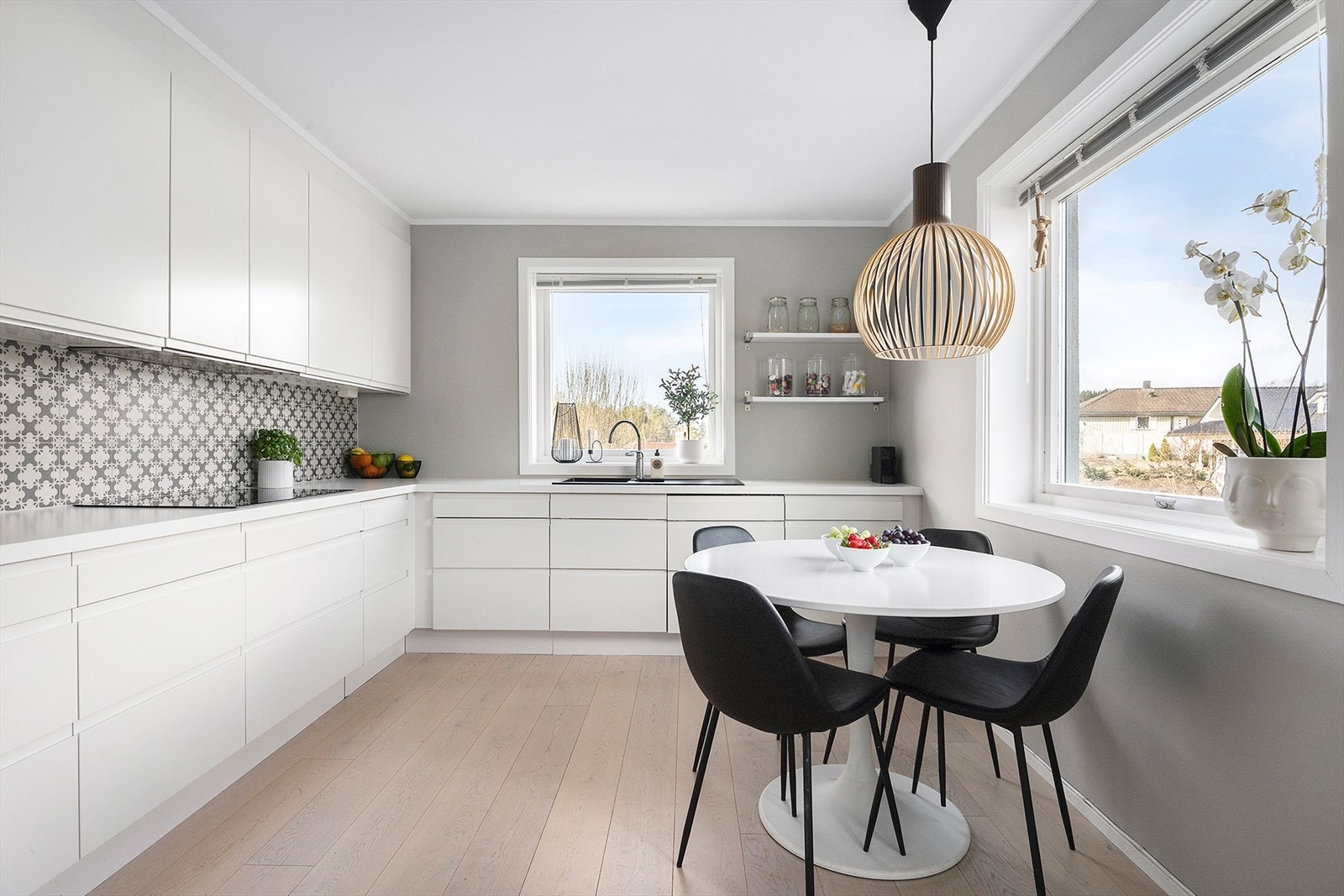 Separat kjøkken med plass til spisebord. Galleribilde