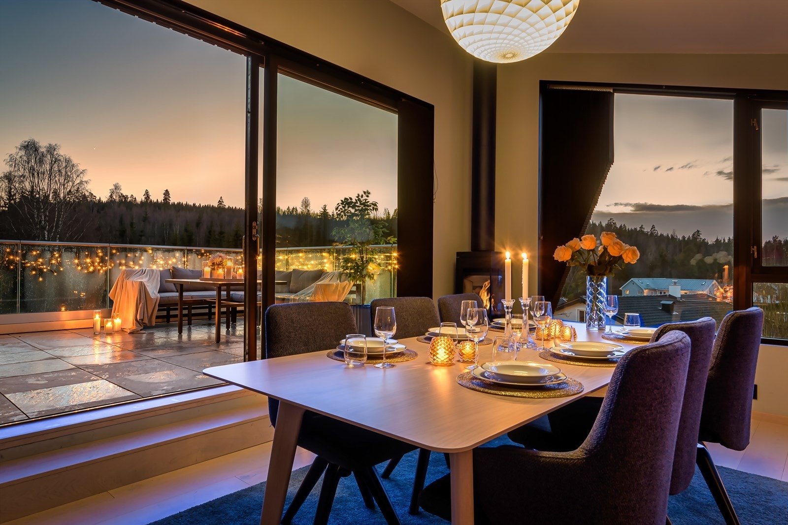 Et av boligens mange høydepunkt er en svært romslig og stilig stue i øverste etasje. Galleribilde