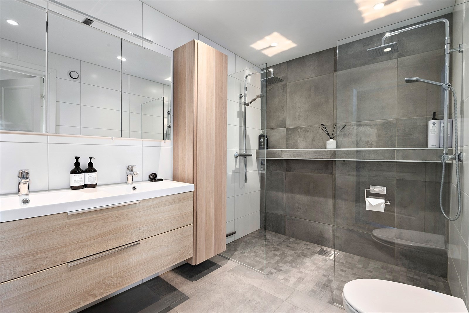 Lekkert, flislagt bad fra 2019 med gulvvarme og mekanisk avtrekk. Adkomst både fra hovedsoverom og mellomgang. Galleribilde