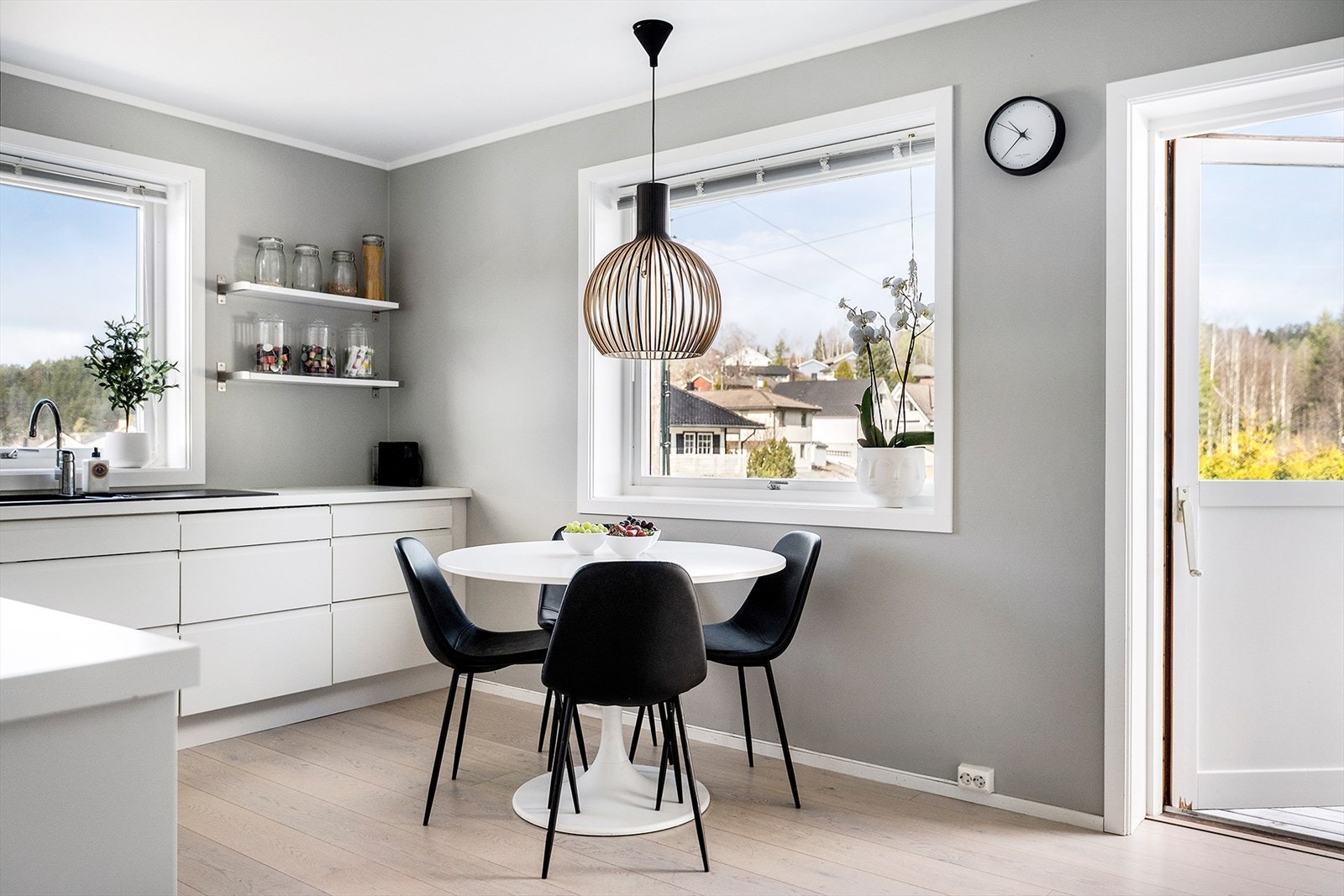 Fra kjøkkenet er det utgang til platting. Galleribilde