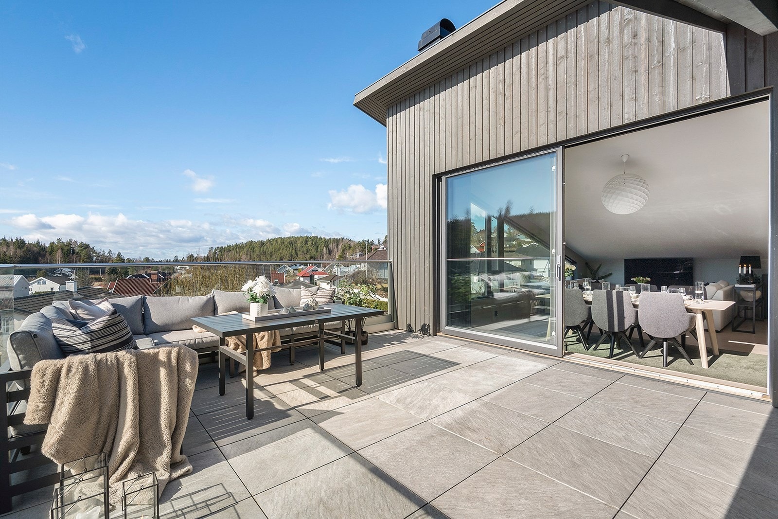 Fra stuen er det utgang til en fantastisk takterrasse med delvis takoverbygg og flott utsikt. Galleribilde