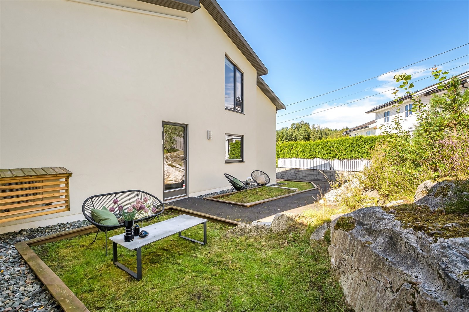 På baksiden av huset finner du en skjermet og grønn oase Galleribilde