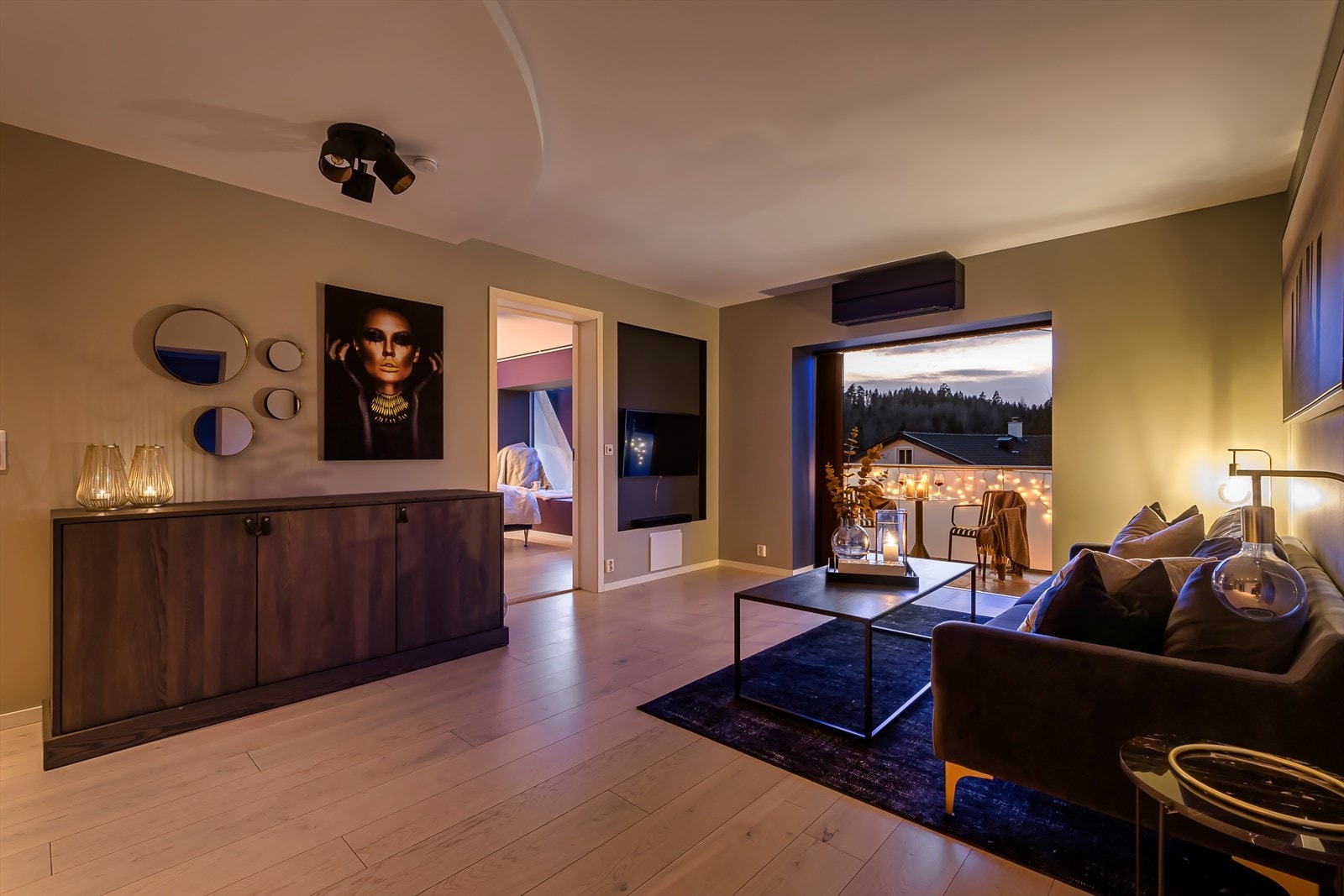 Flere, store oppholdsrom gjør dette til den perfekte familieboligen. Galleribilde