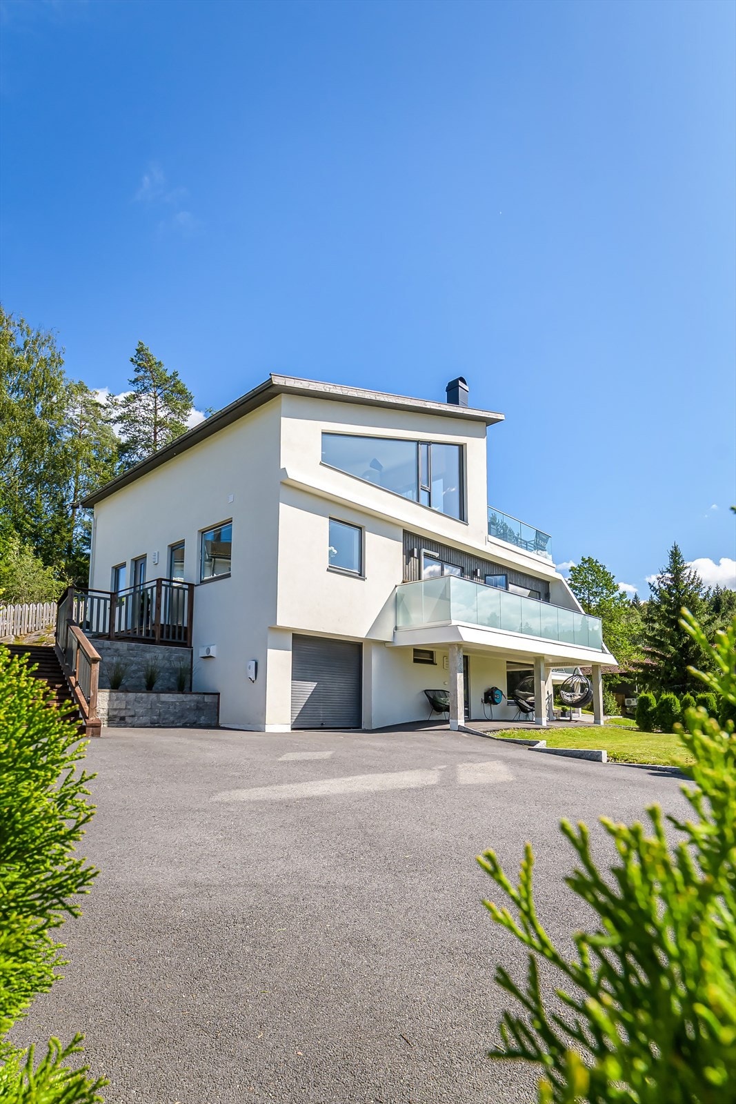 Gode parkeringsmuligheter i garasje og på gårdsplass. Galleribilde