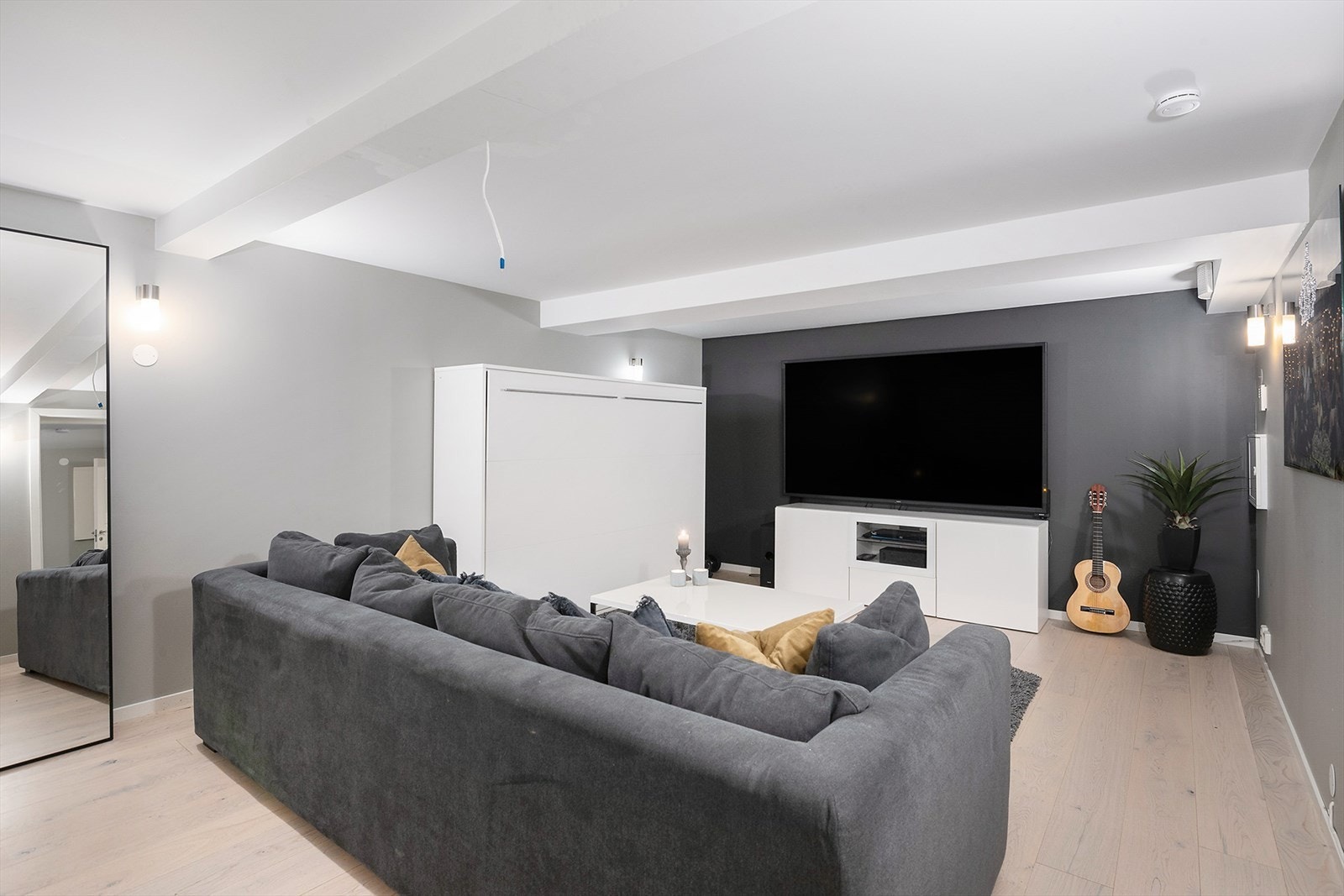 Stort, luftig rom som er den perfekte TV-stuen. Galleribilde