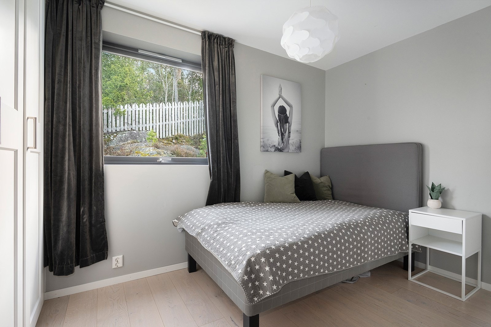 Soverom nr. 2 har også god plass til seng, nattbord, kommode og garderobeløsning. Galleribilde