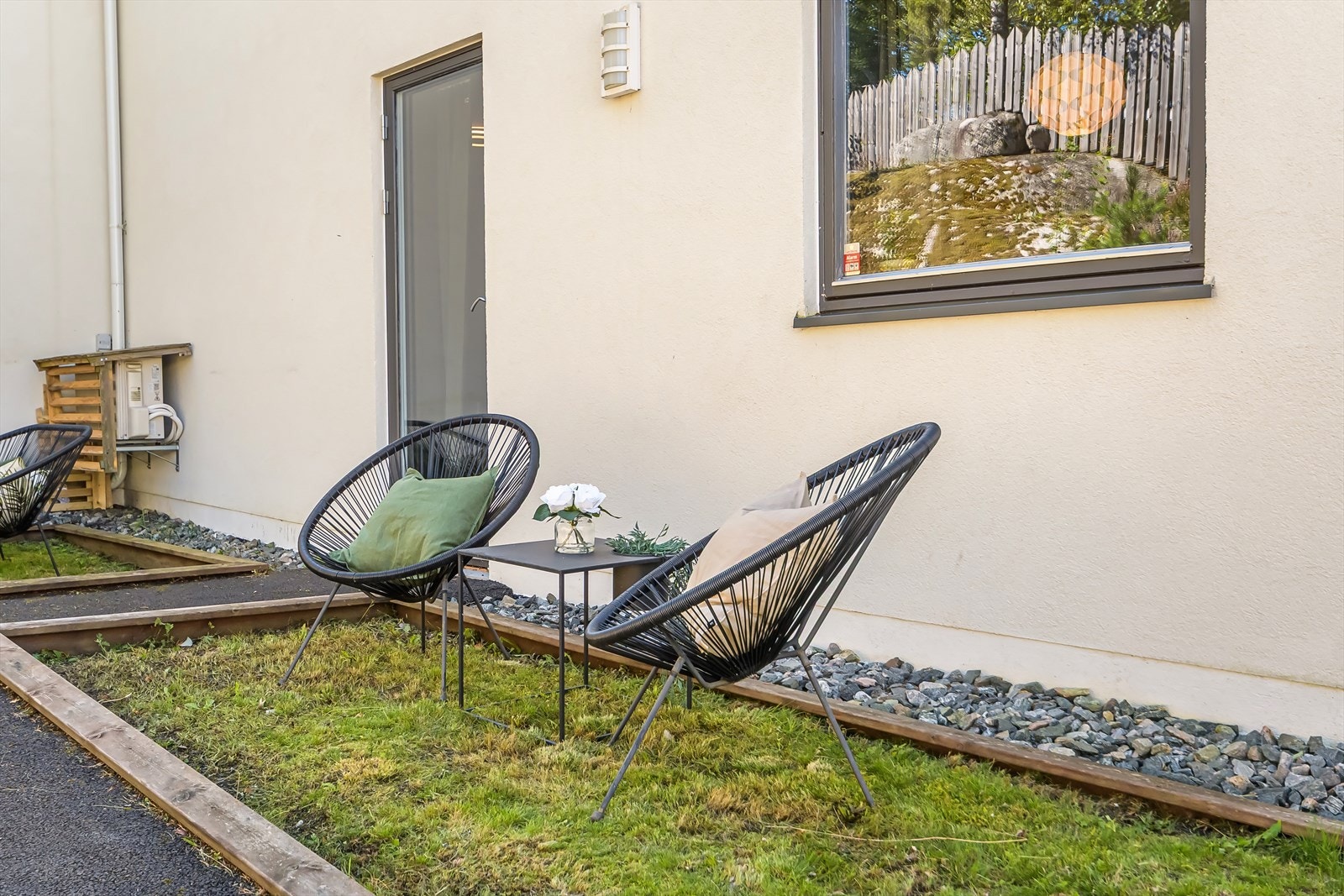 Lun uteplass, skjermet for sol og innsyn. Galleribilde