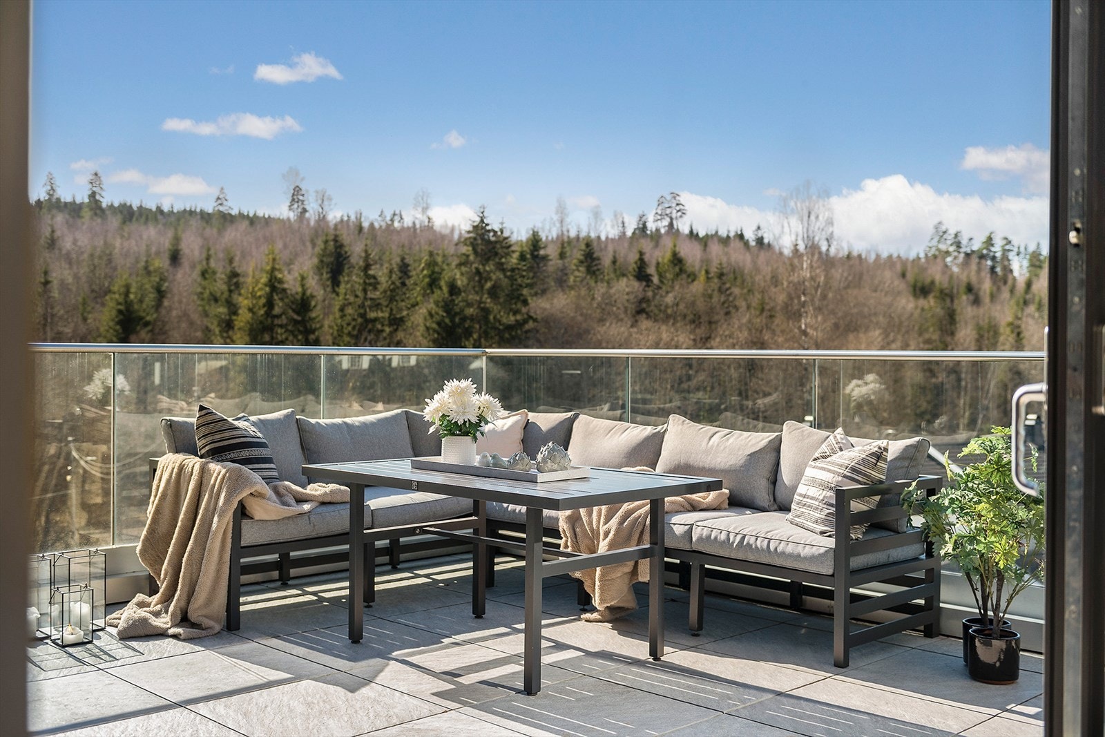 Takterrassen er vestvendt og har et gulvareal på 39 kvm. Galleribilde