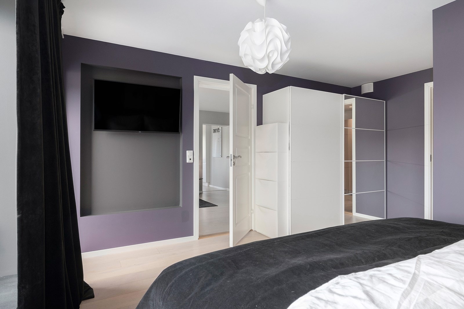 Det er plass til dobbeltseng, nattbord, kontorpult, kommode etc. Galleribilde