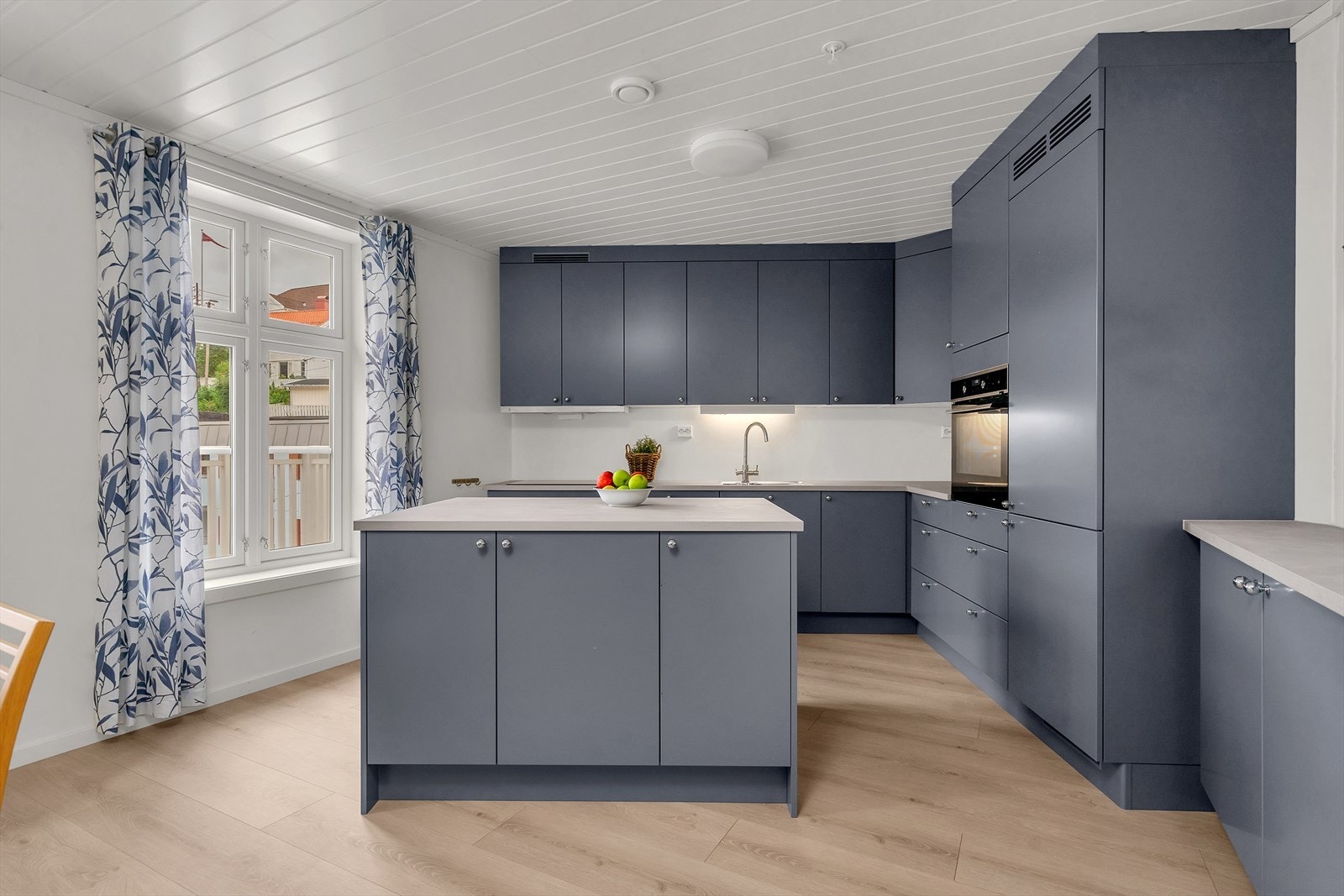 Lekkert Strai kjøkken har integrerte hvitevarer og kjøkkenøy Galleribilde