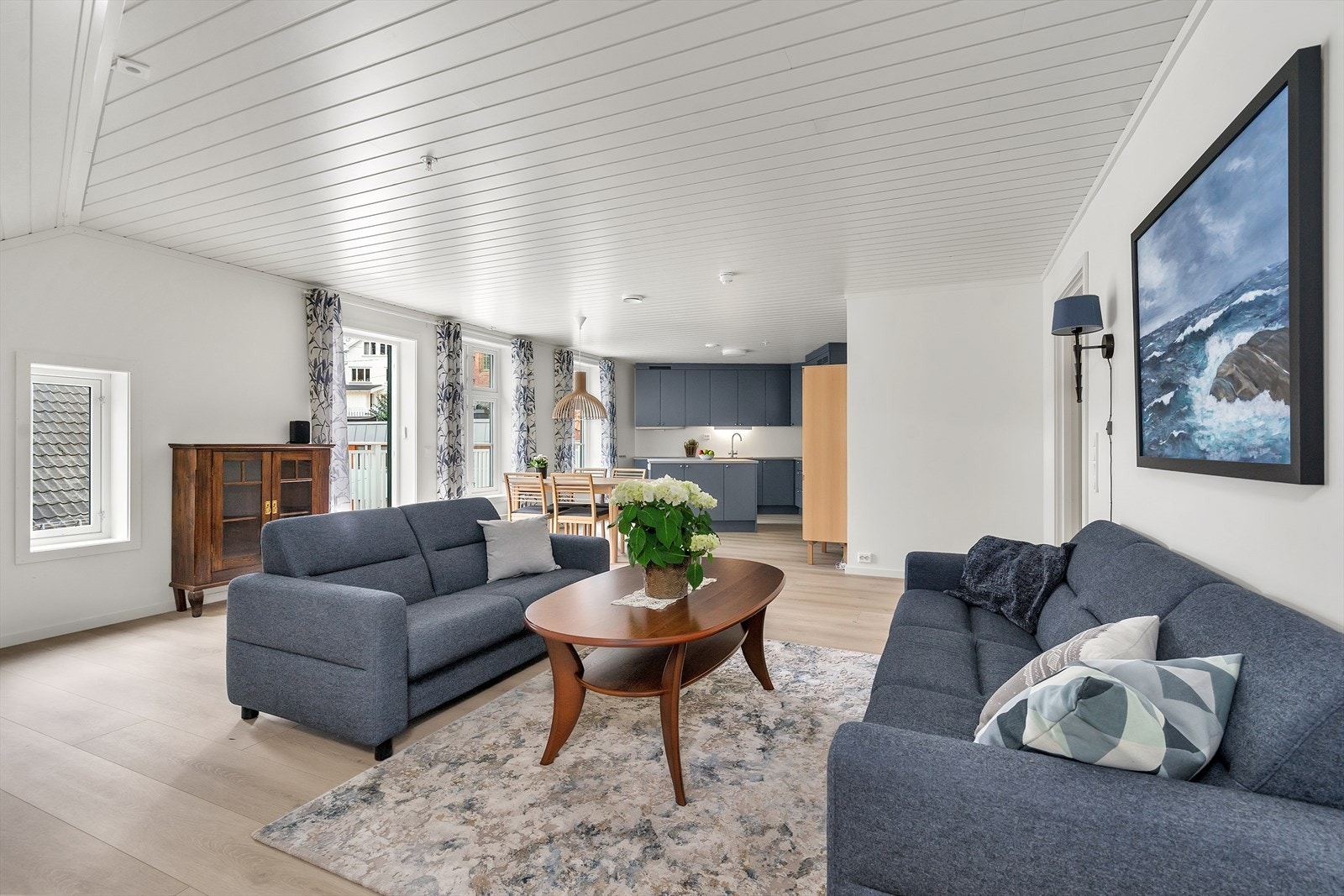 Romslig stue med god plass til sofa- og spisestueavdeling Galleribilde