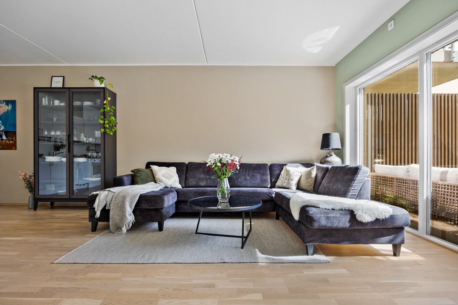 Godt med plass til en stor sofagruppe samt stuebord Galleribilde