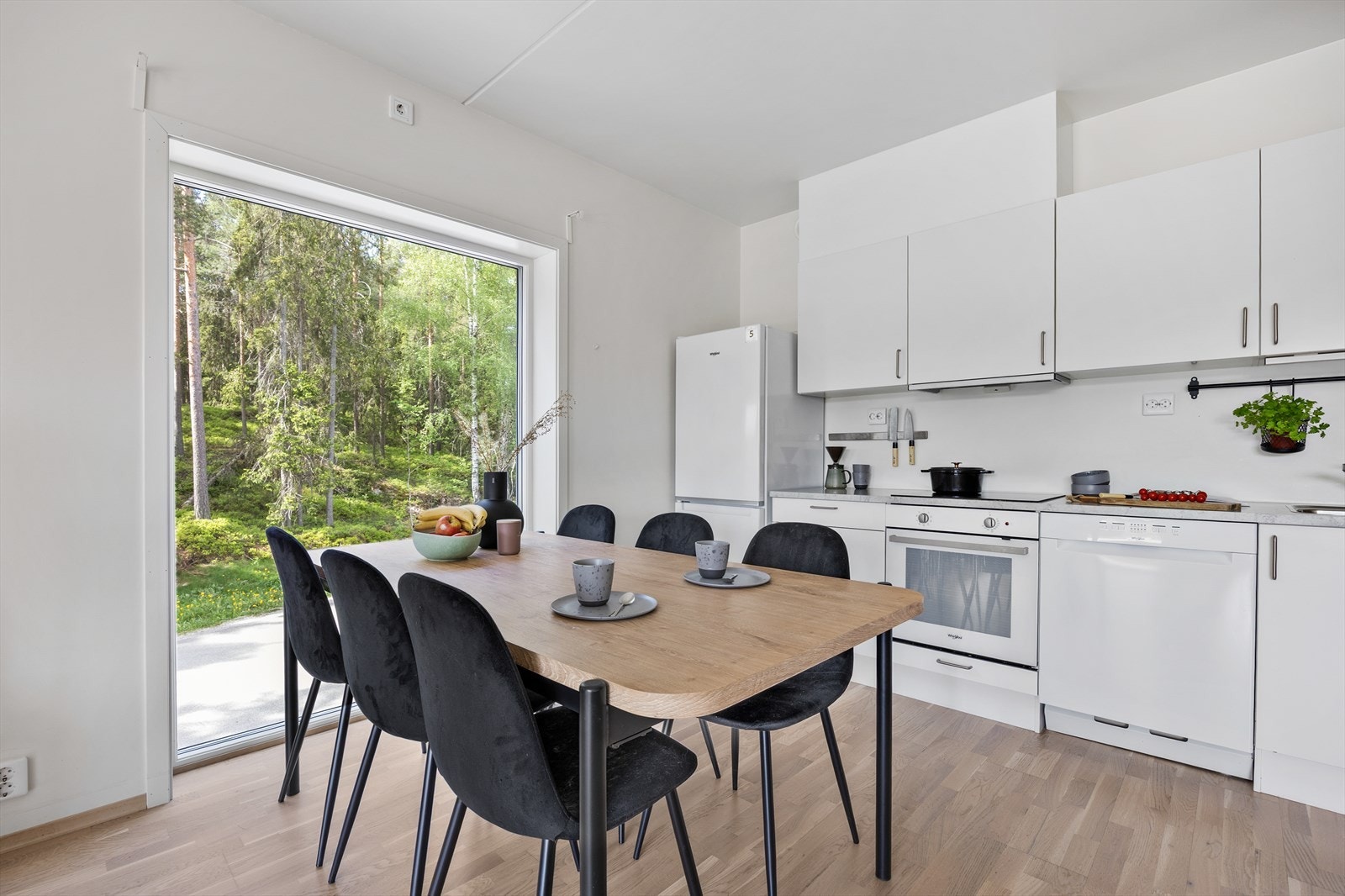 Det er avsatt nisjer for å sette inn frittstående hvitevarer som oppvaskmaskin og kjøleskap/fryser Galleribilde