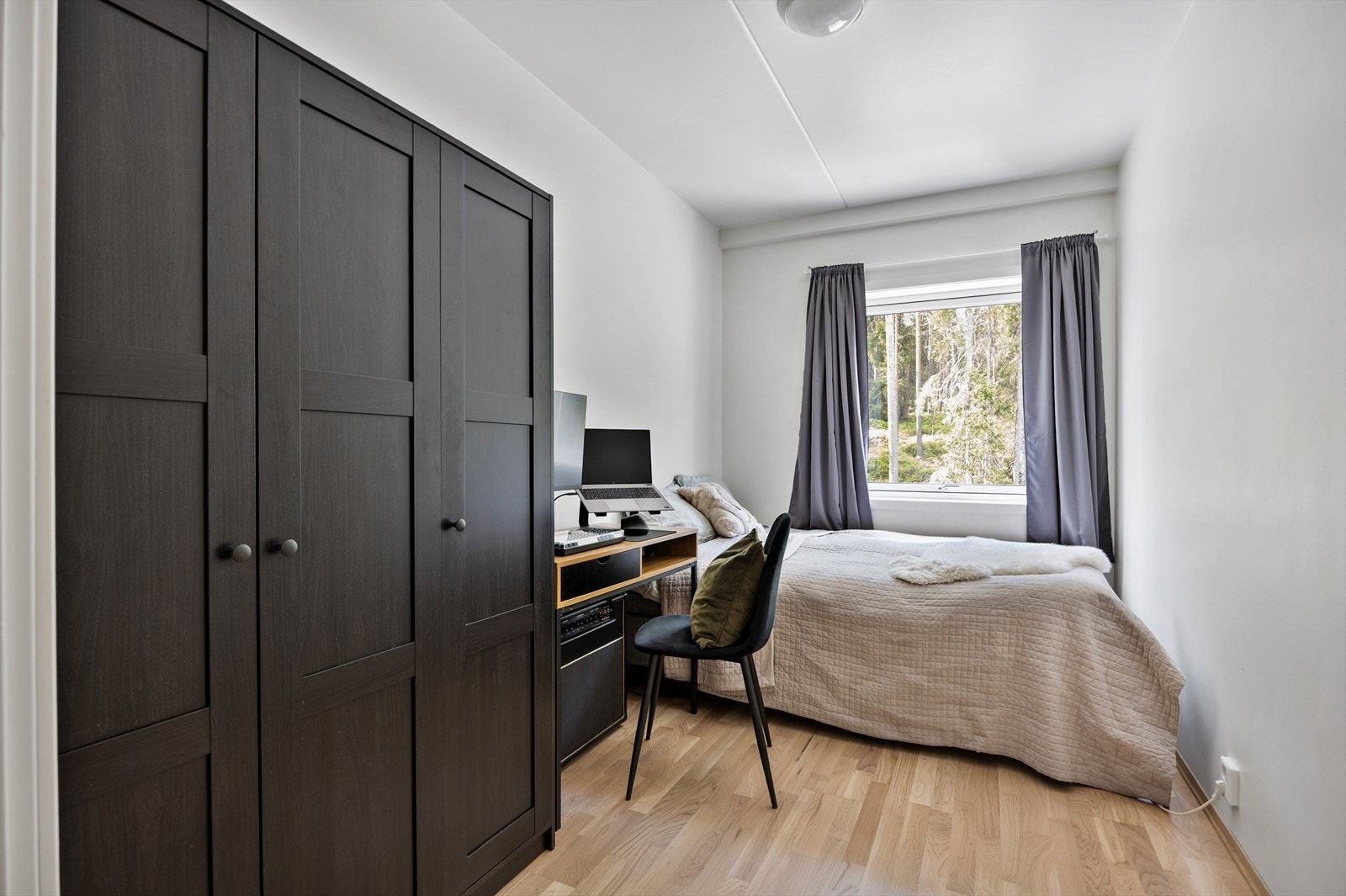 Det andre soverommet kan fint også innredes og benyttes som enten barnerom, gjesterom eller kontor Galleribilde