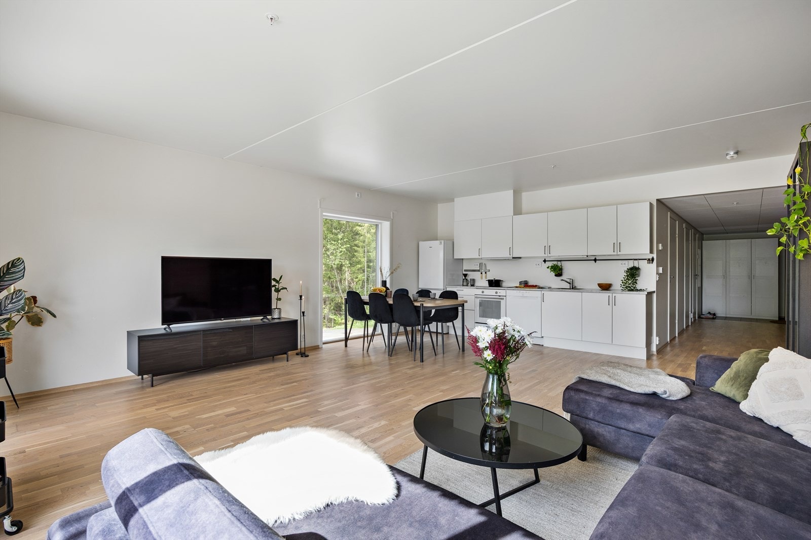 Her får man en meget luftig romfølelse samt et pent og usjenert utsyn i flere retninger Galleribilde