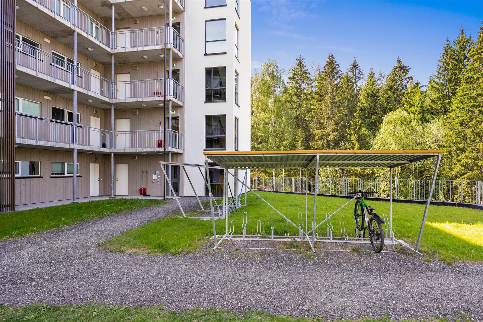 Sameiet har en felles eiendom som er opparbeidet med plen, gruslagte gangstier og asfaltert internvei Galleribilde