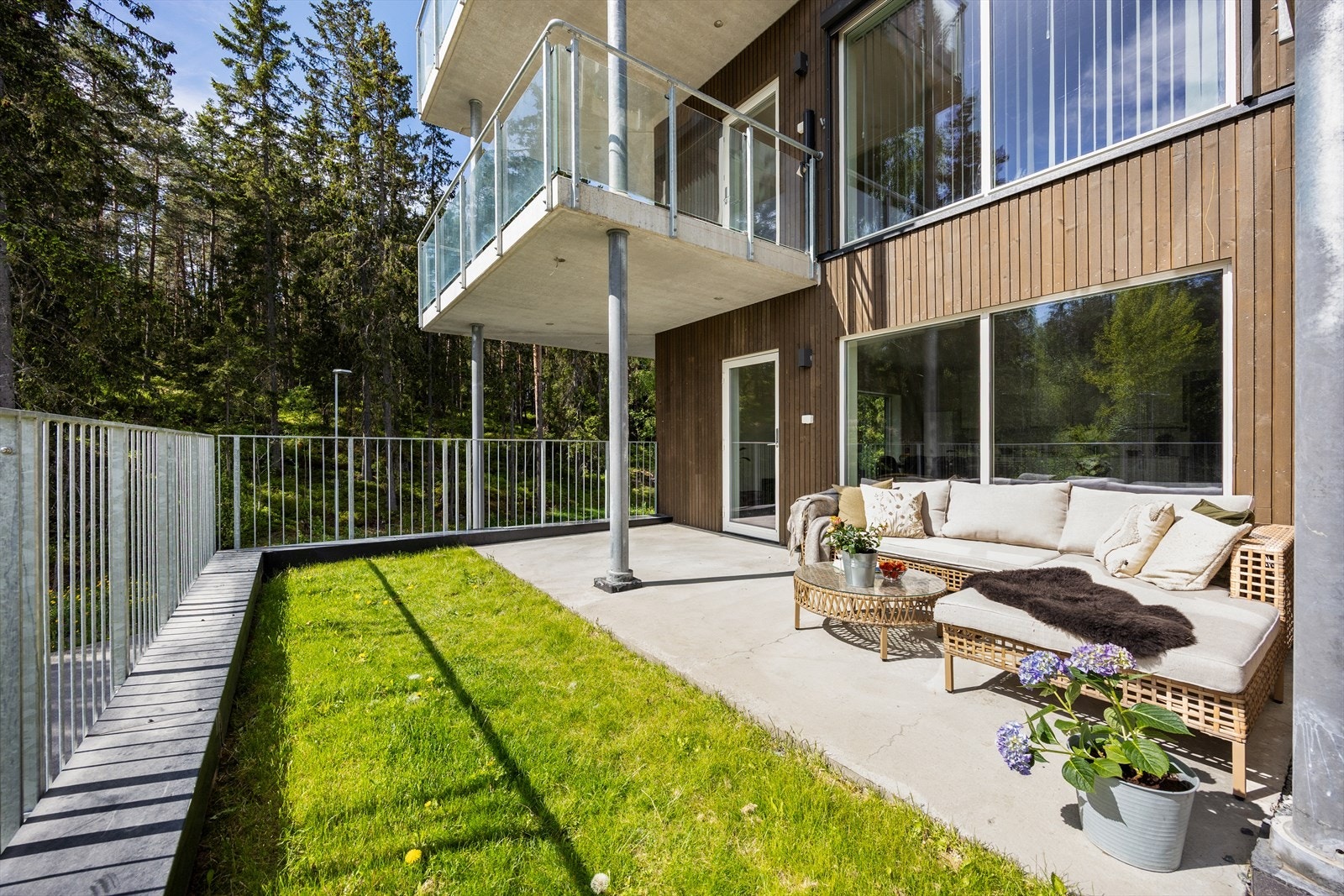 God plass til både grill og ønsket utemøblement Galleribilde