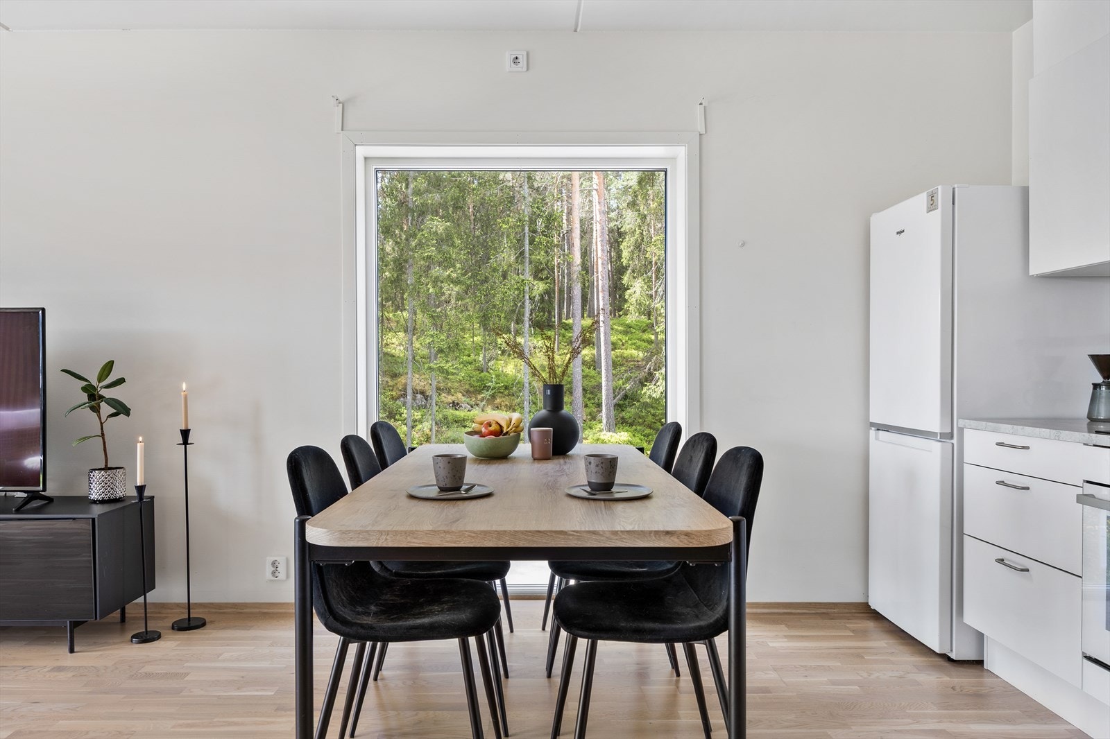 God plass til en romslig spisestue ved vindu Galleribilde