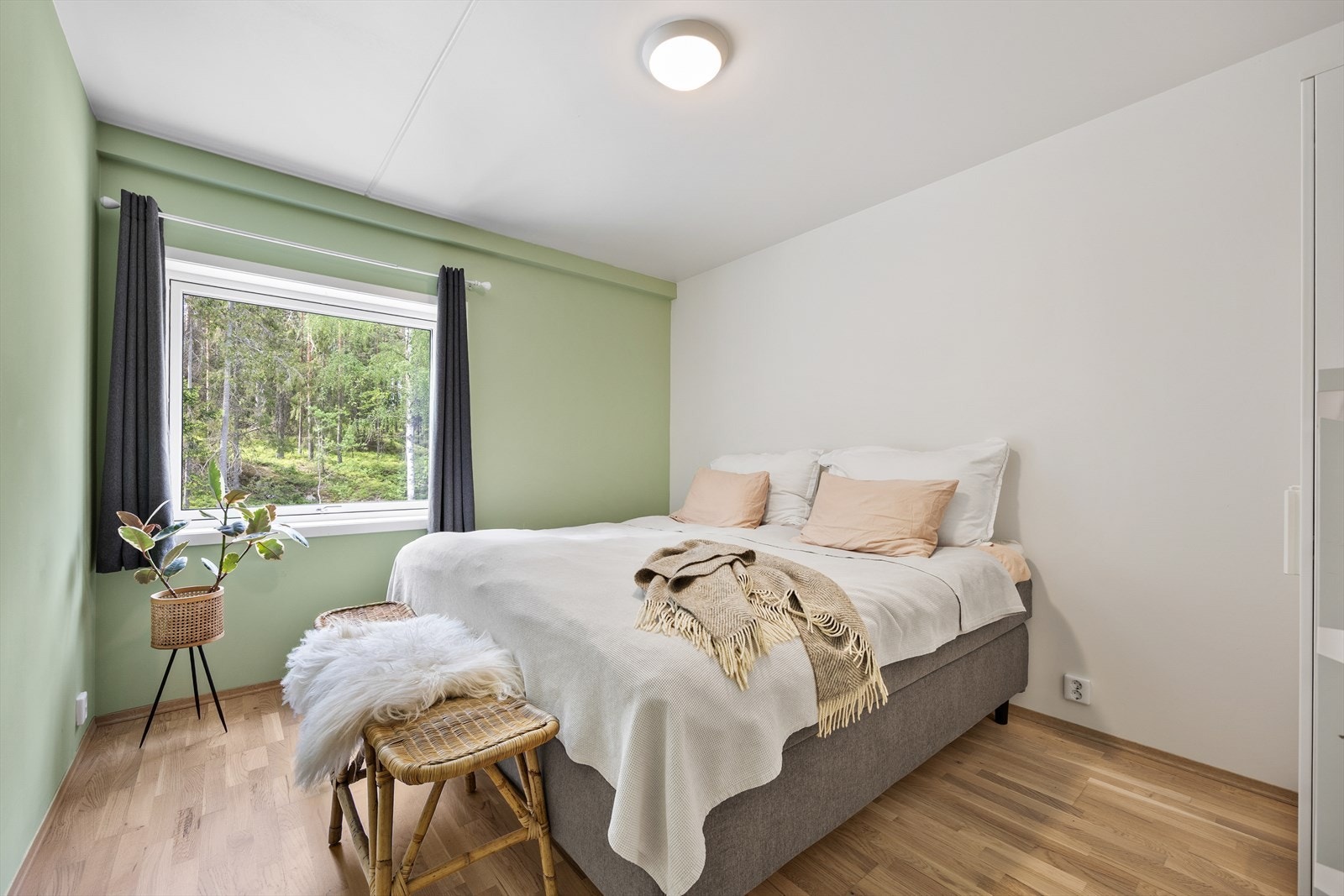 Leiligheten har to gode soverom hvor begge har adkomst fra gangen Galleribilde