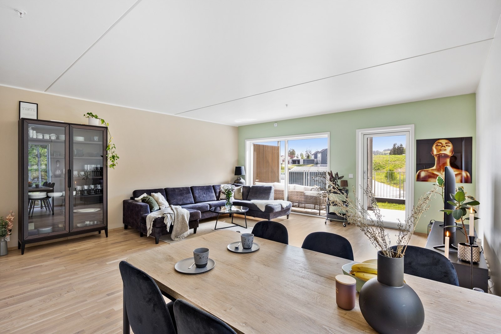 Stuen har en god planløsning som gir flere gode møbleringsmuligheter til en spisestue og mediemøbler Galleribilde