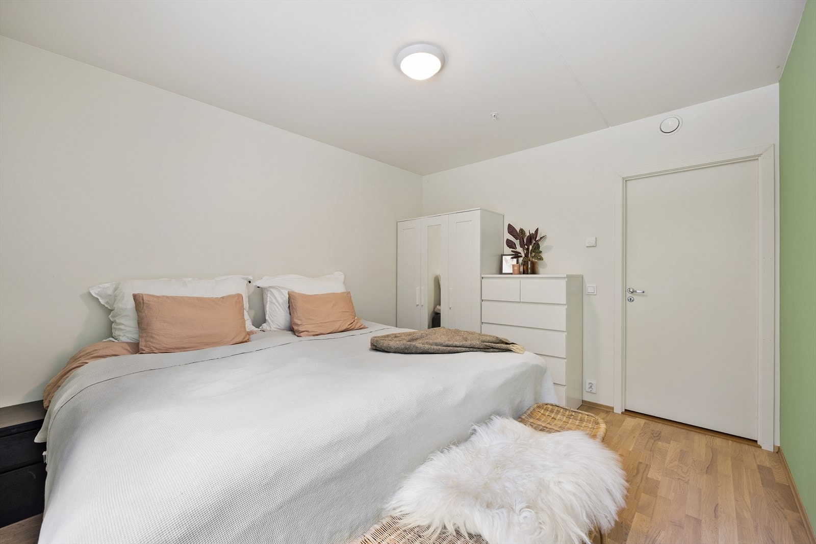 Hovedsoverommet har god plass til stor dobbeltseng, tilhørende nattbord og en garderobeinnredning Galleribilde