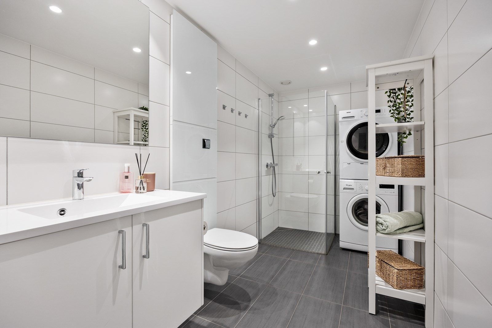 Romslig og pent flislagt baderom Galleribilde