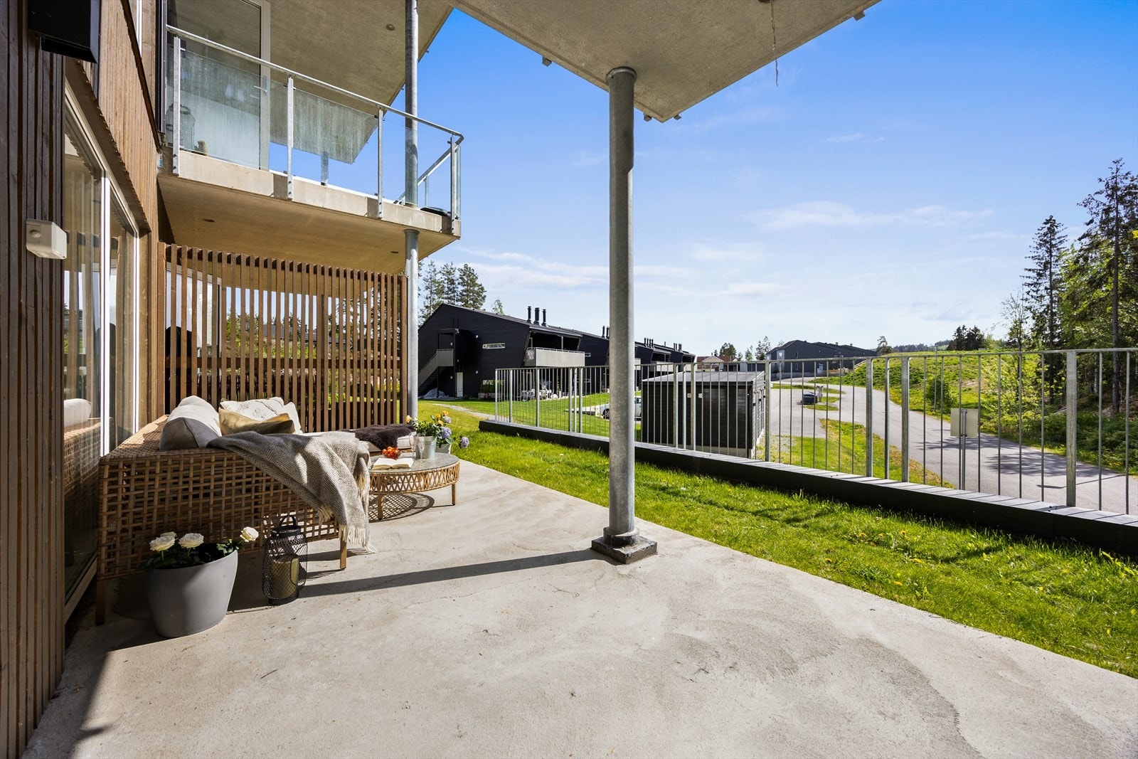 Fra stuen er det utgang til en støpt terrasseplatting på 15 m² Galleribilde