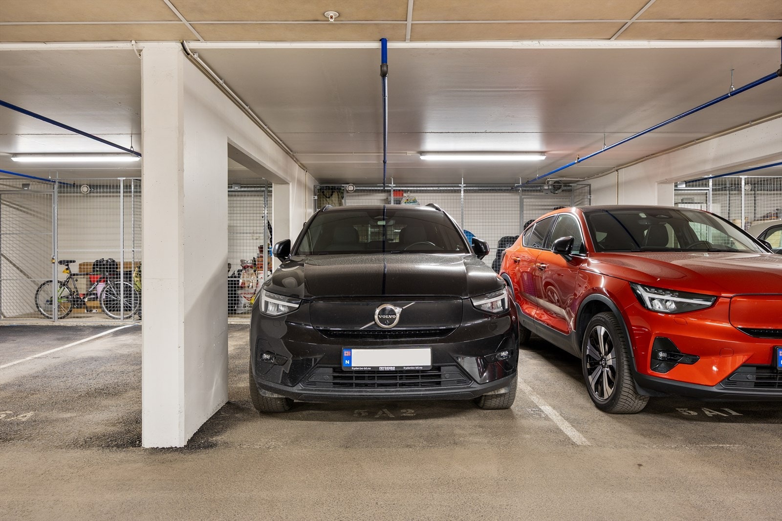 Parkering gjøres trygt og enkelt på tilhørende parkeringsplass i felles garasjekjeller Galleribilde