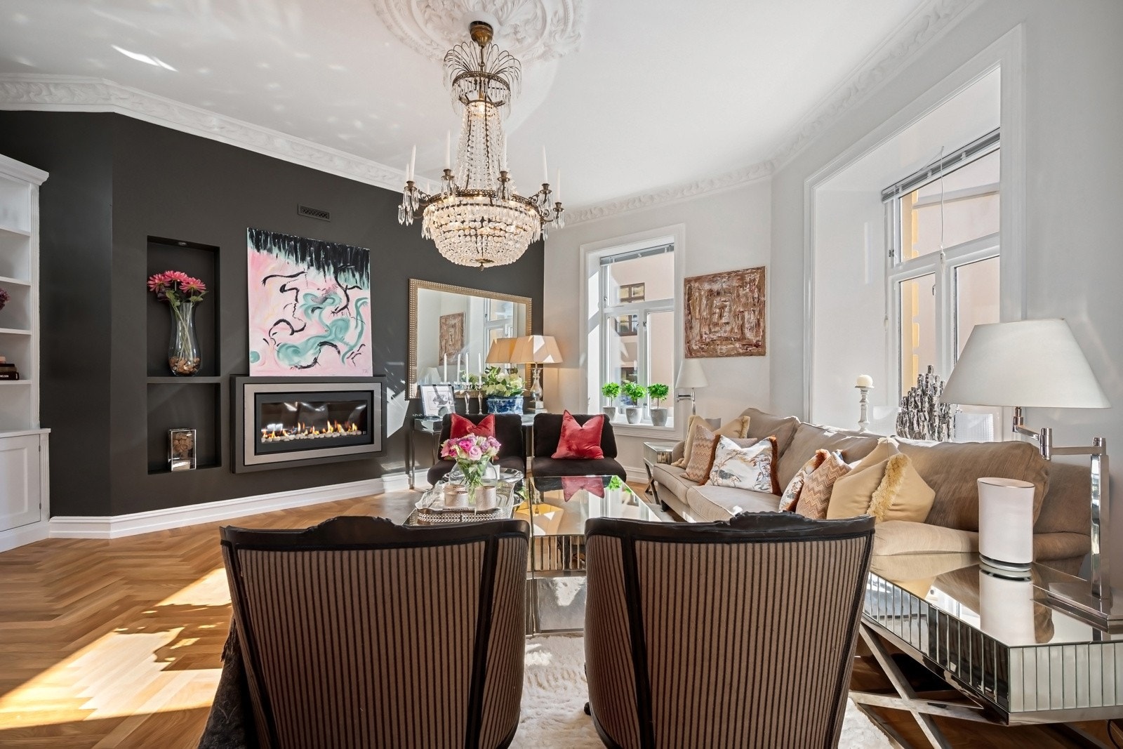 Leiligheten har en praktfull stue med klassisk eleganse. Galleribilde