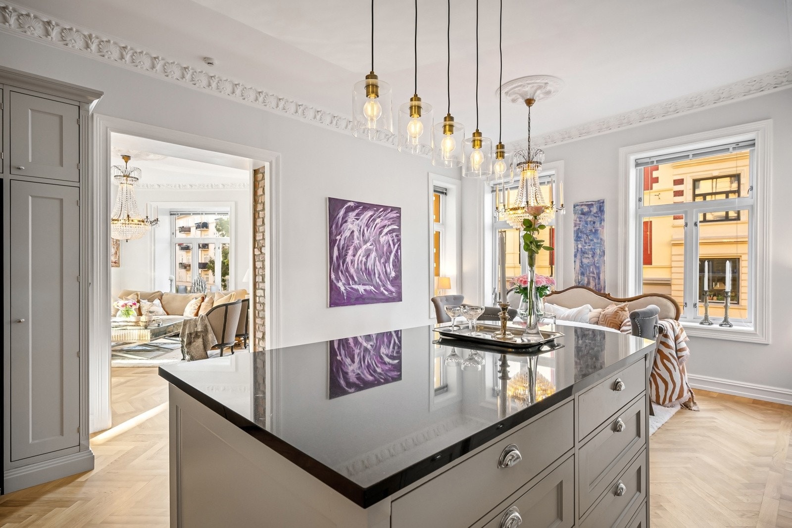 Gulvet har heltre fisbensparkett, 16 mm fra Ardbo AB, lagt av Fiskebeinparkett AS. Galleribilde