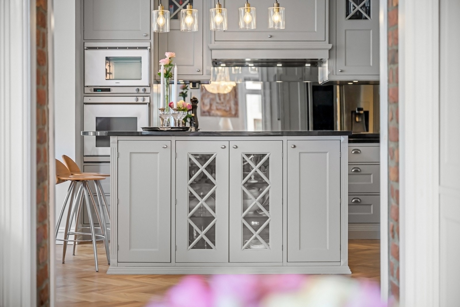 Det er god kontakt med spisekjøkkenet, som har håndlaget innredning fra Elen Møbelstudio. Galleribilde