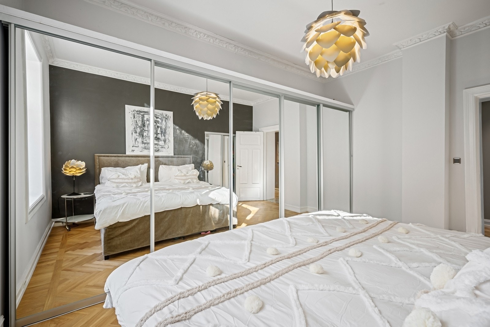 Hovedsoverommet er av svært god størrelse med store garderober. Galleribilde