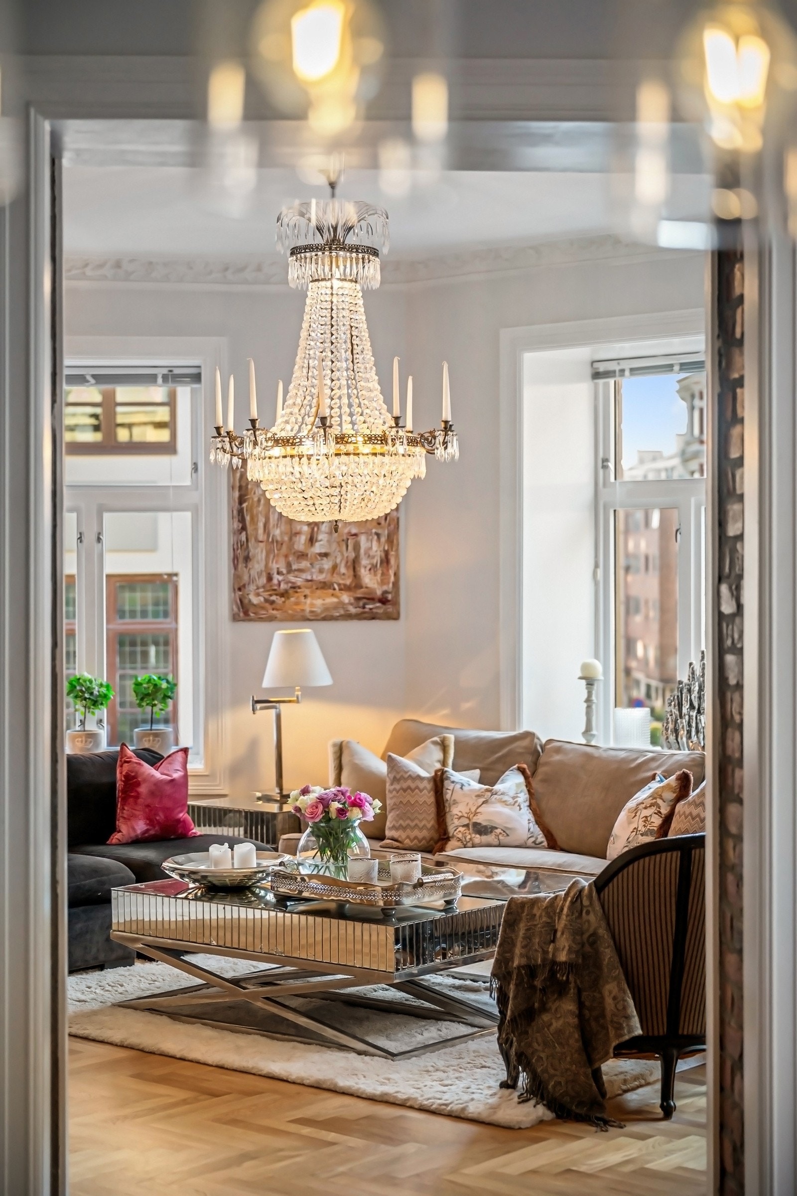 Her er det 3,2 meter takhøyde, stukkatur, rosetter og heltre fiskebensparkett med vannbåren varme. Galleribilde