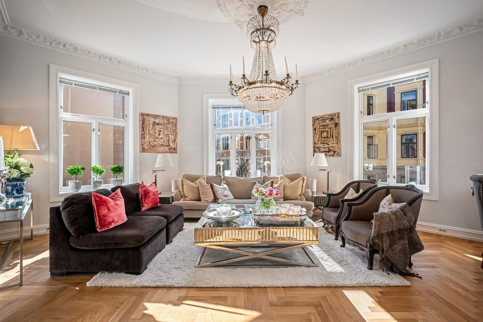 Vannbåren gulvvarme medfører et lavt energibruk, og i tillegg har dagens eiere etterisolert gulv og vegger samt etablert vindsperre. Galleribilde