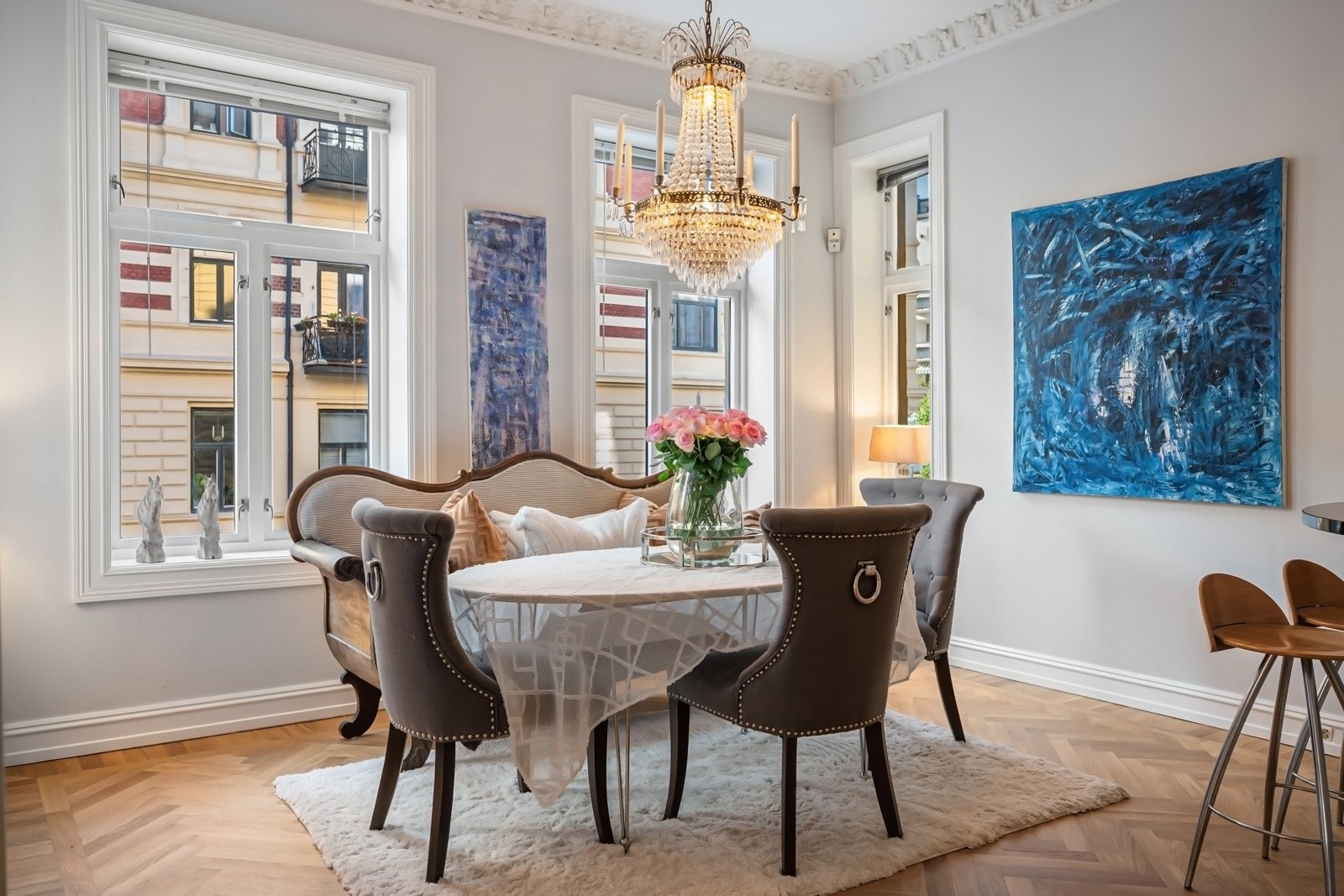 Spiseplassen ligger ved de store vinduene, med utsikt ned til sjøen, kongeskipet og Fram museumet. Galleribilde