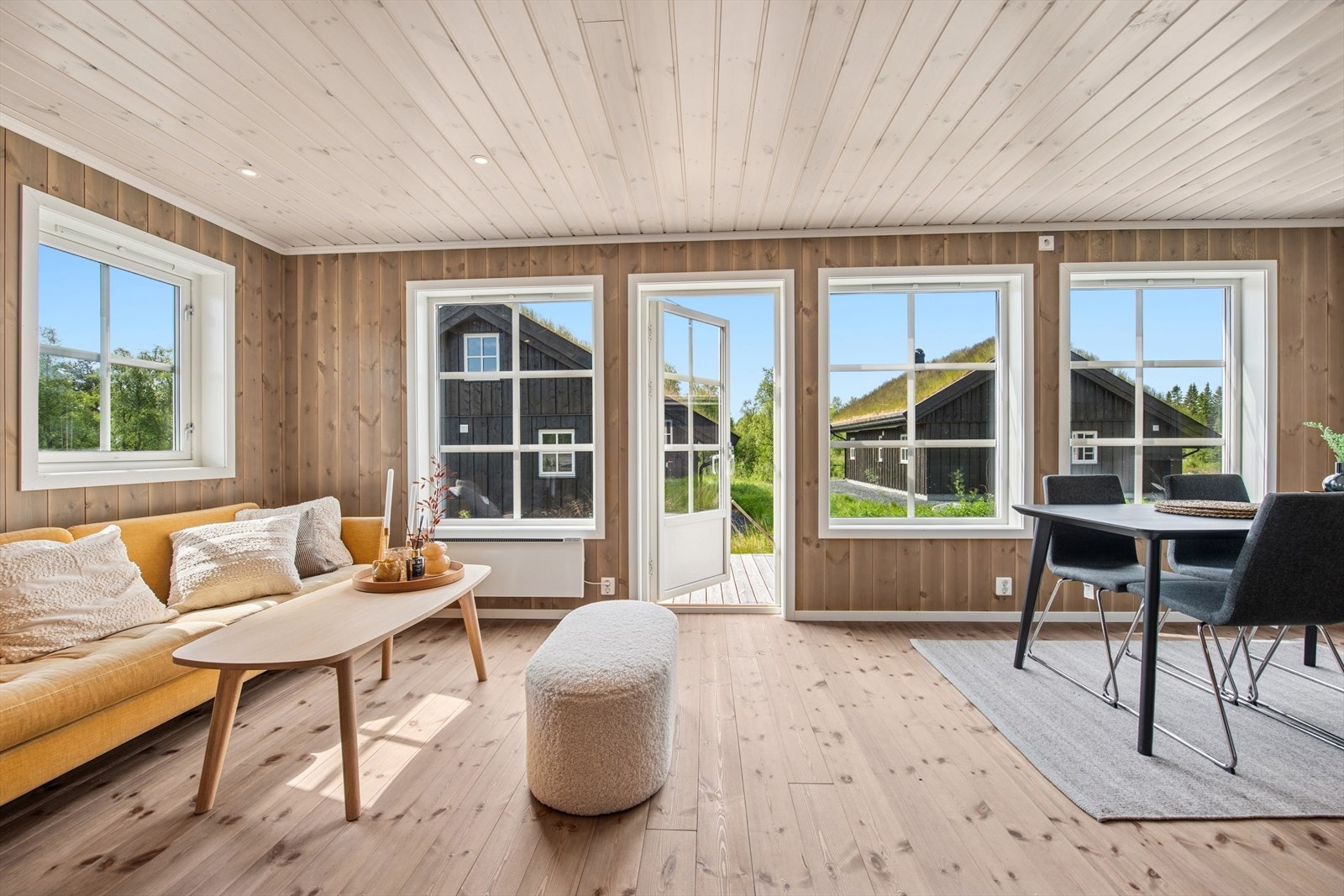 Hyttene er arealeffektive og har lyse, åpne stuer. Galleribilde