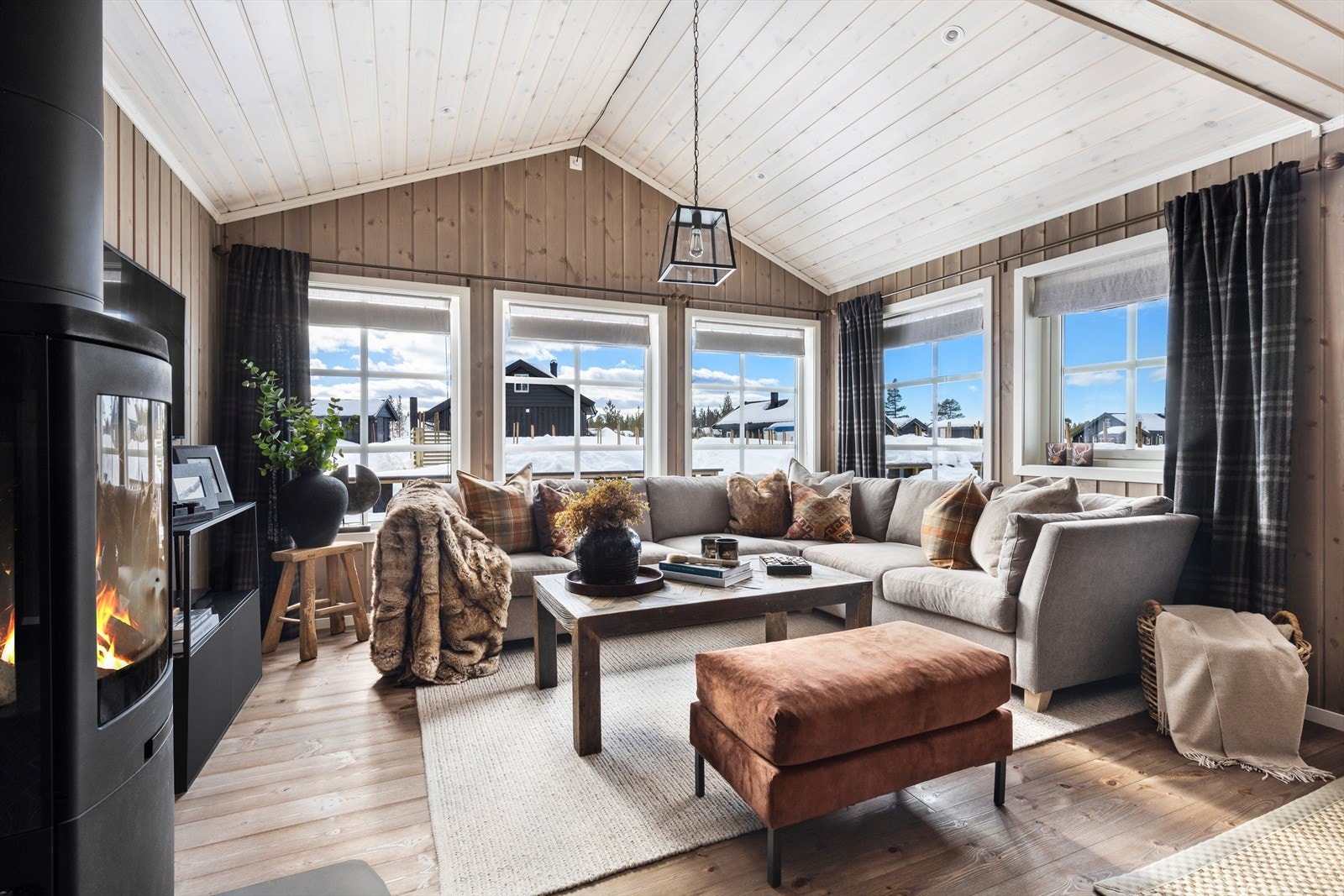 Ønsker du å bygge en tilsvarende hytte på en av de andre tomtene, kan du være med tidlig i prosessen. Det gir flere valgmuligheter når det gjelder både interiør, farger og planløsning i hyttas andre etasje. (Foto fra tilsvarende hytter) Galleribilde