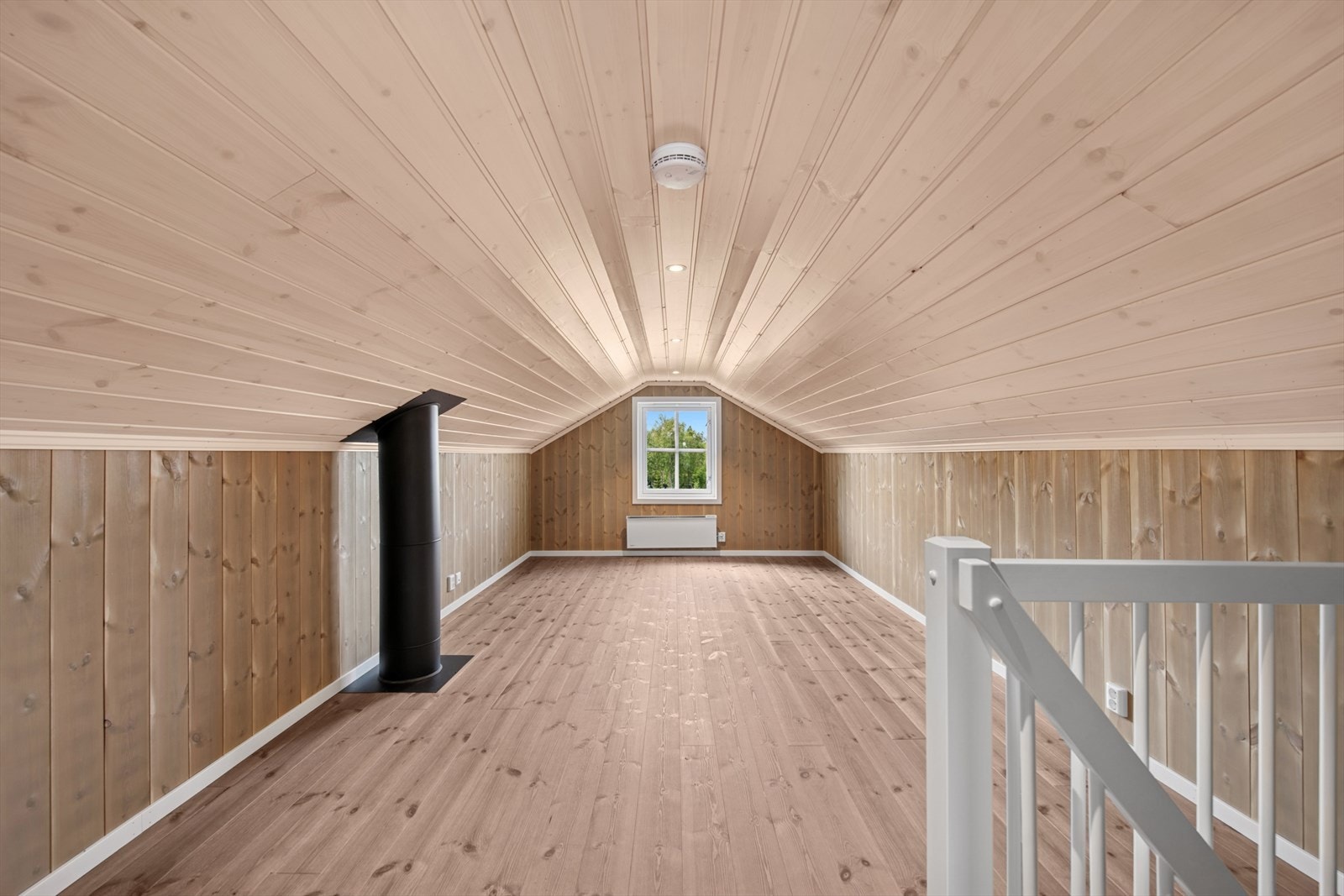 Loftstuen i 2.etasje er lun og hyggelig med god plass til salong og TV- møblement. Galleribilde