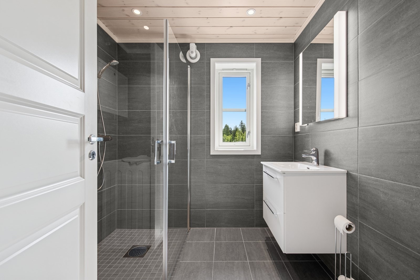 Baderommet er holdt i samme stil som resten av hytta. Her er det fliser på gulvet med behagelig gulvvarme. Galleribilde