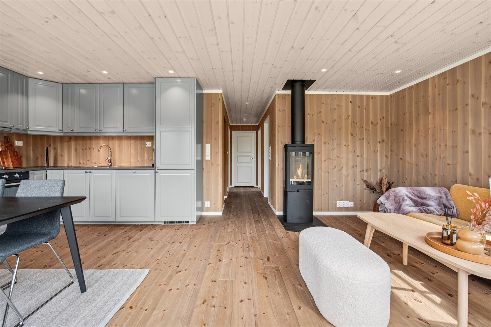 Stuen er møbelringvennlig og har vedovn for ekstra hygge på kjølige kvelder. Galleribilde