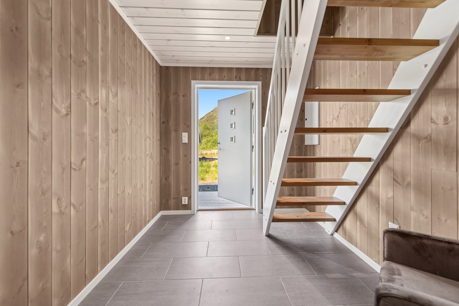 Entreen har god plass for garderobeløsning og har praktiske fliser på gulvet med behagelig gulvvarme. Galleribilde