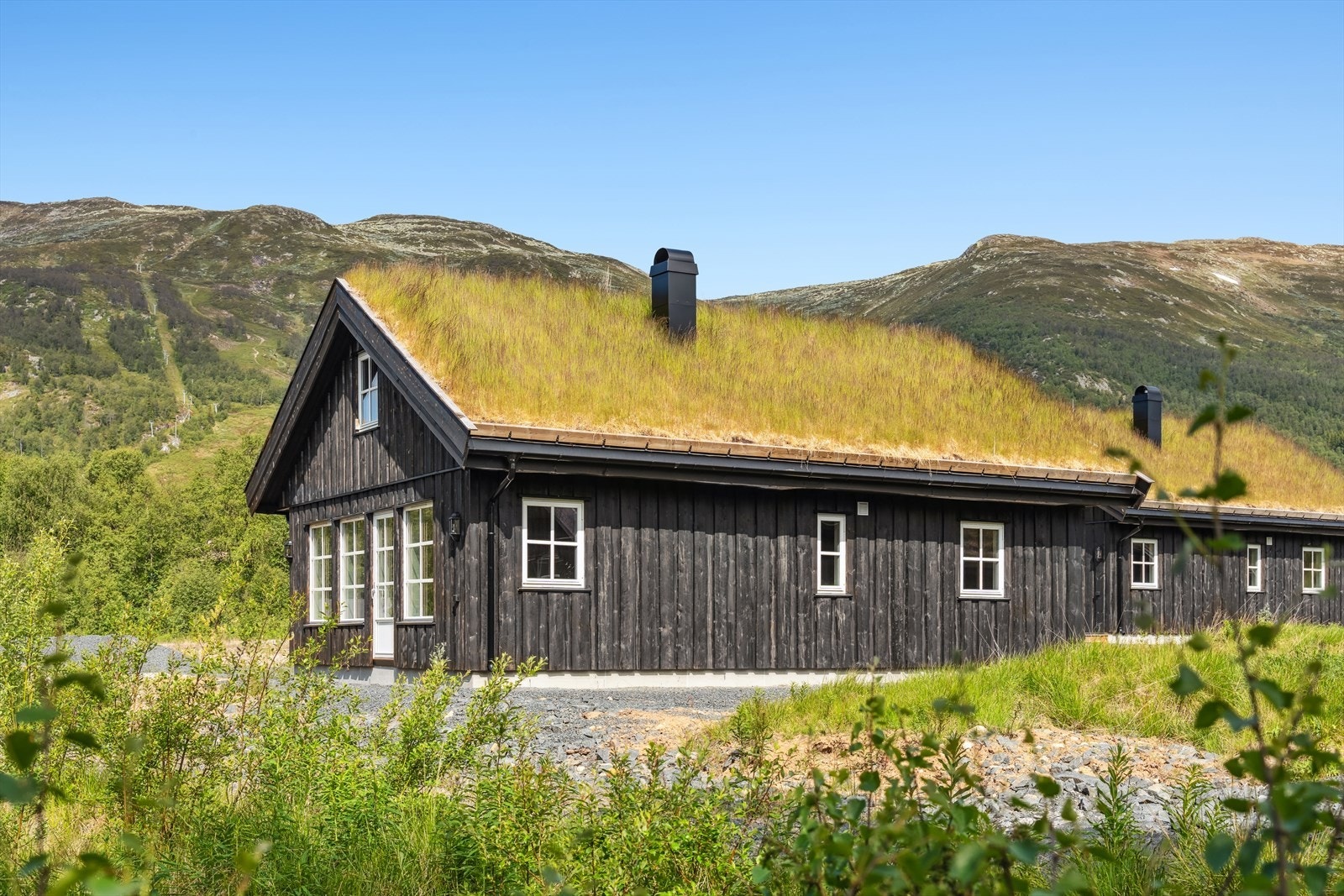 Hytta har en nydelig beliggenhet i et område rikt på aktivitetsmuligheter - med turstier, flotte strender, toppturer, alpinanlegg, snøscooterløyper og langrennstraséer, for å nevne noe. Galleribilde