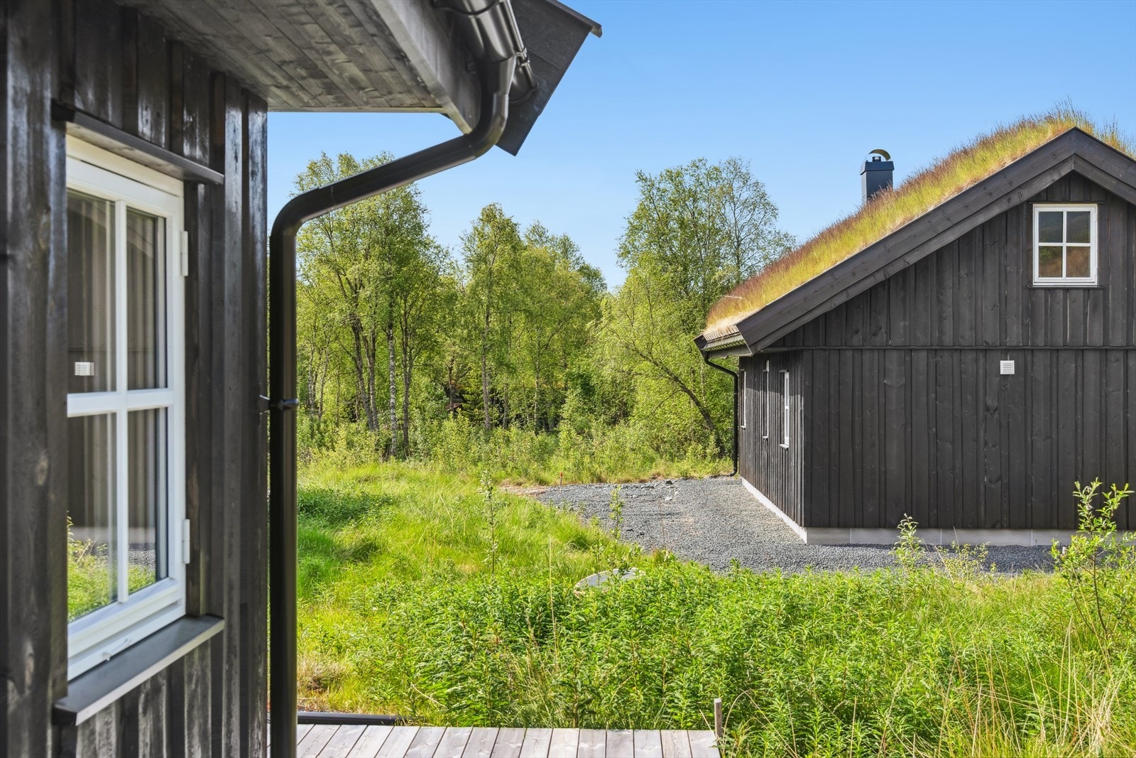 Hyttene er en del av hyttefeltet Raulandsgrend. Her er det klargjort for nyoppføring av hytter. Det er pr i dag oppført 4 hytter som er klare for overlevering. Galleribilde