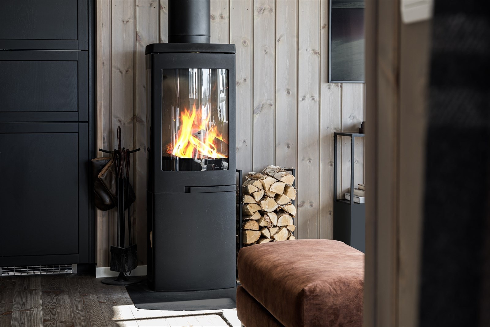 Ønsker du å bygge en tilsvarende hytte på en av de andre tomtene, kan du være med tidlig i prosessen. Det gir flere valgmuligheter når det gjelder både interiør, farger og planløsning i hyttas andre etasje. (Foto fra tilsvarende hytter) Galleribilde