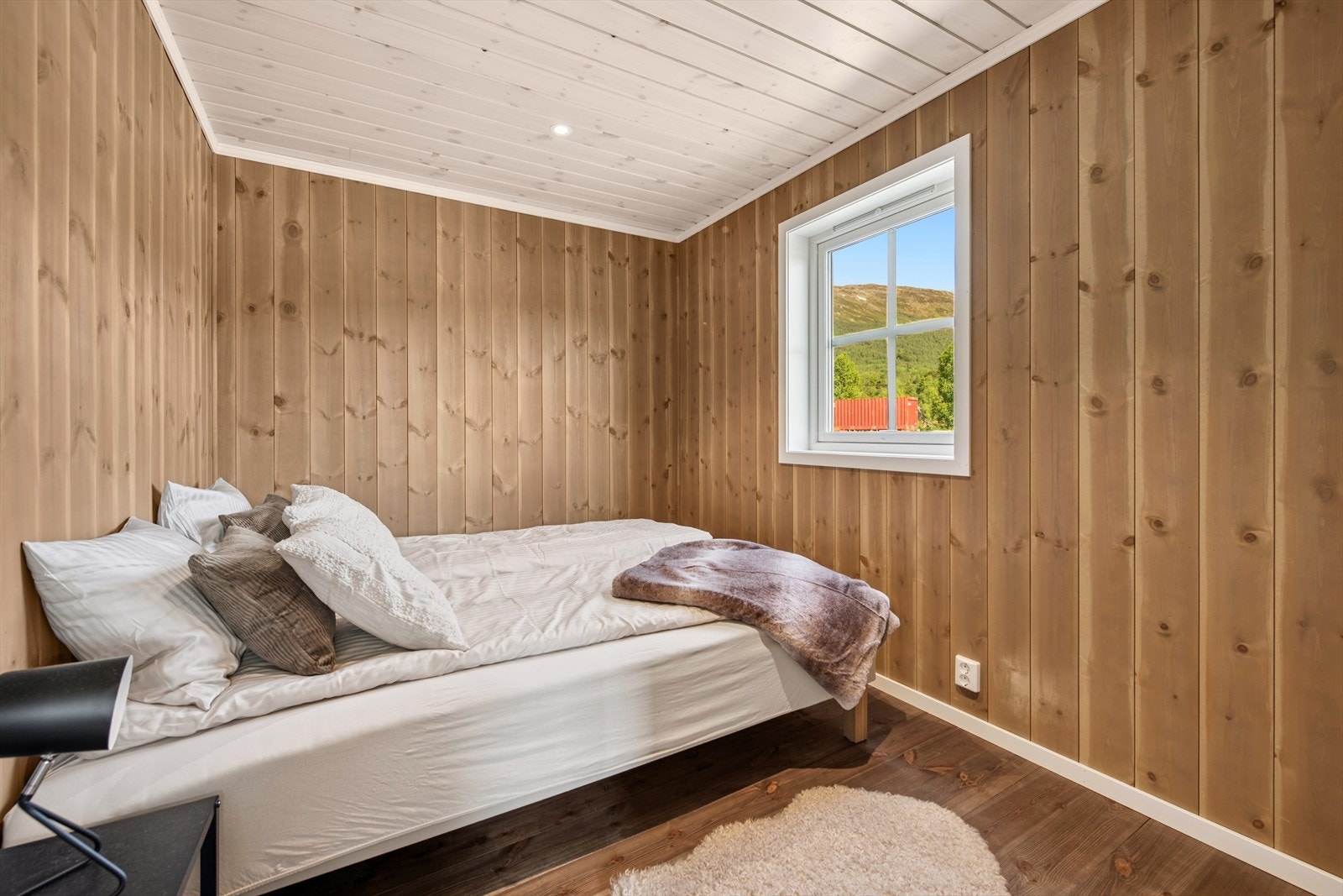 Hovedsoverommet har god plass til dobbeltseng med tilhørende møblement. Galleribilde
