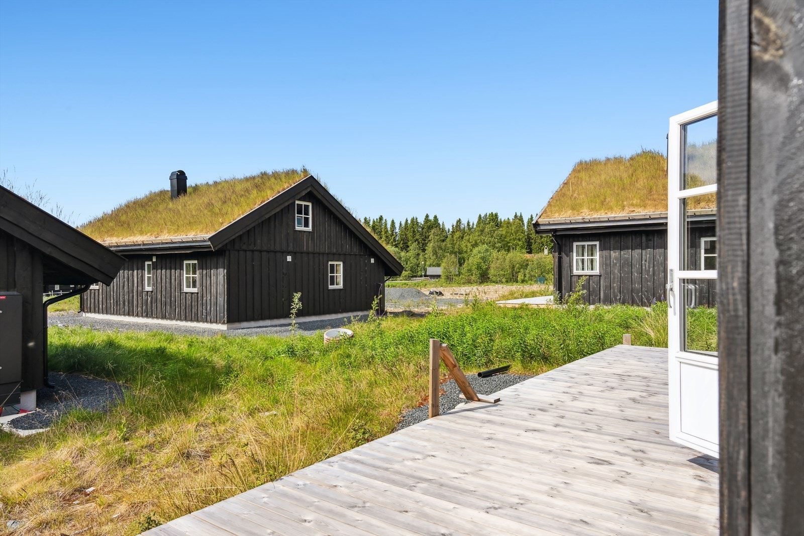 Tiltalende og hyggelig uteplass med terrassebord - solrik beliggenhet med gode solfrohold. Galleribilde